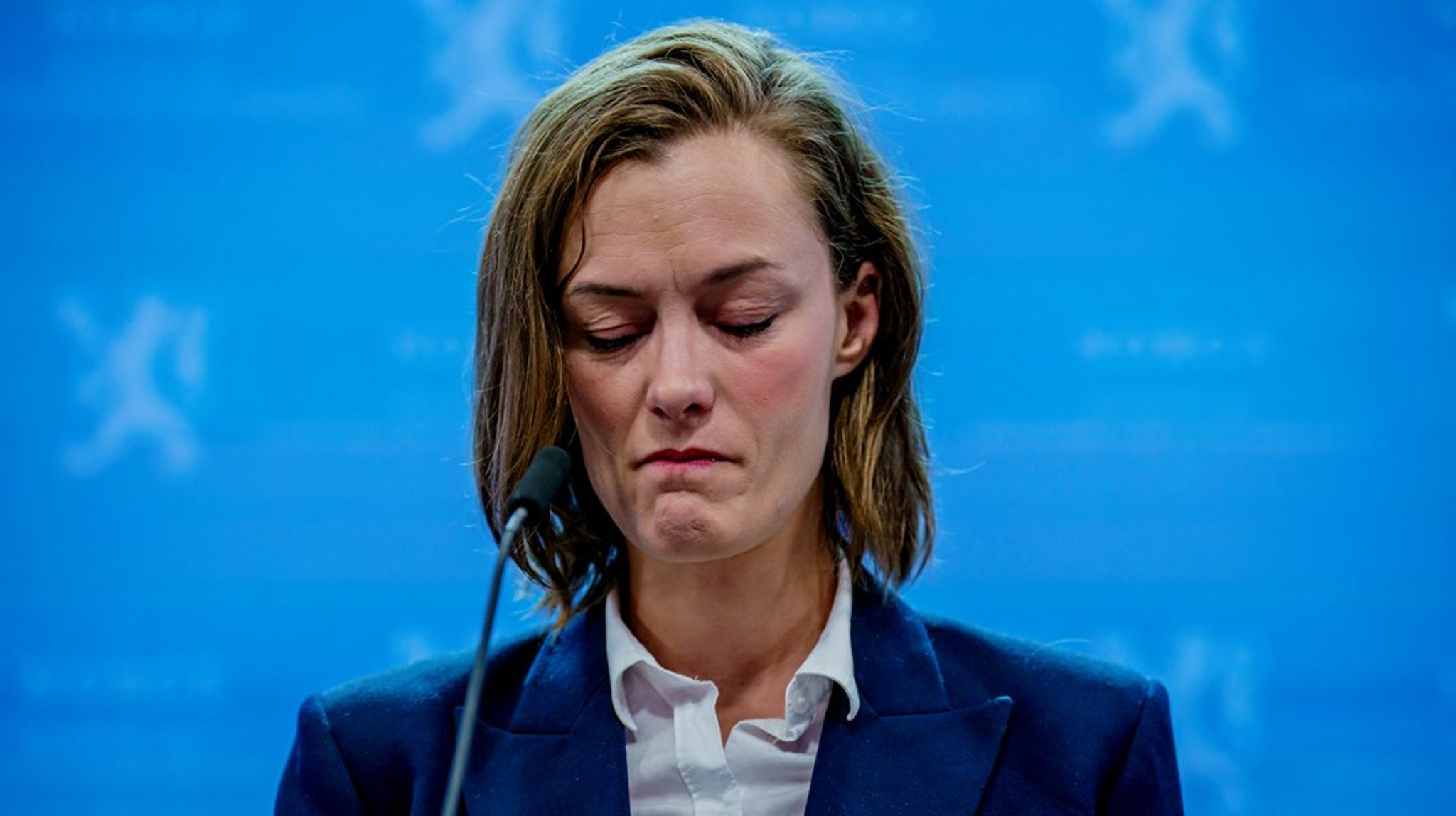 Norges kultur- og ligestillingsminister, Anette Trettebergstuen, meddelte på et hasteindkaldt pressemøde fredag formiddag, at hun går af som minister efter at have forbrudt sig mod habilitetsreglerne. 