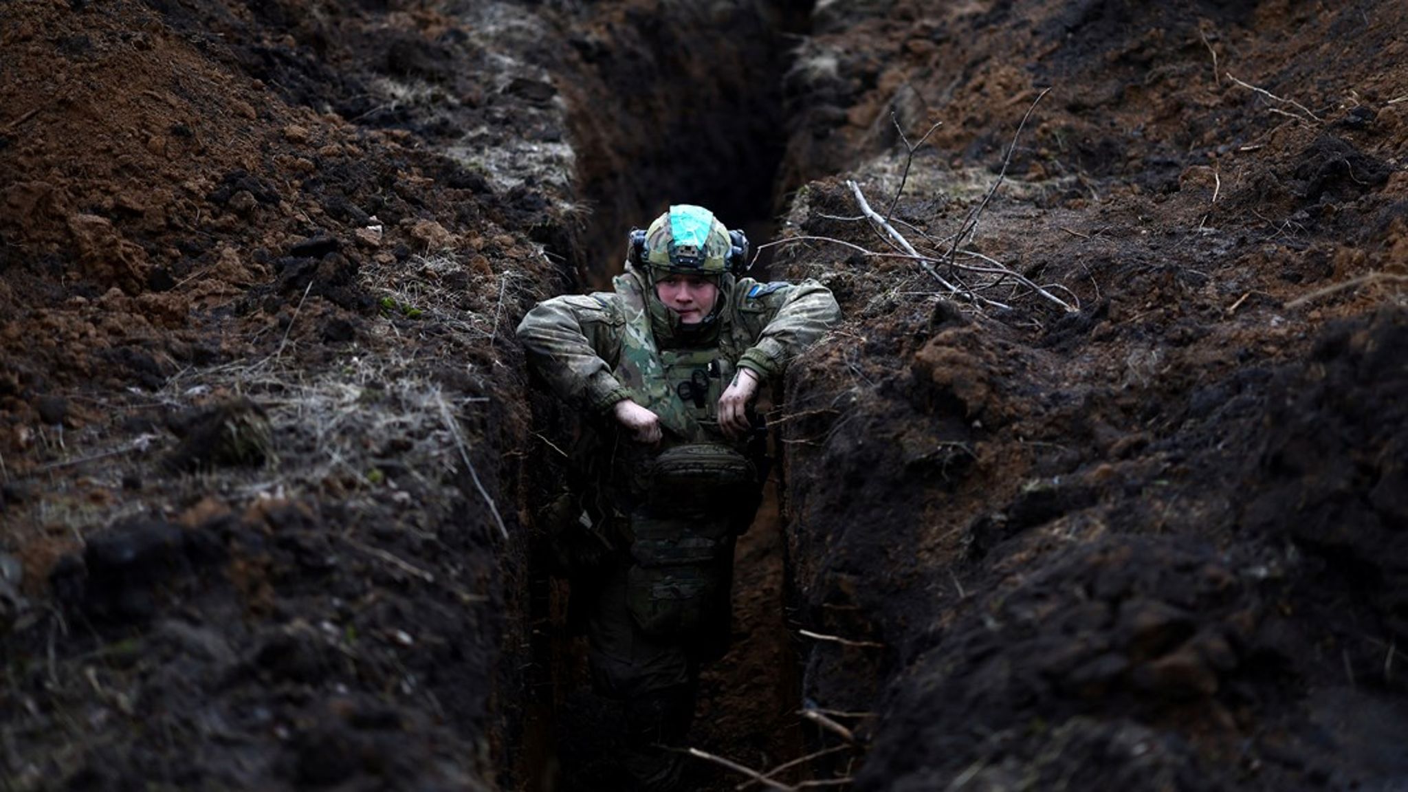 Det er selvindlysende en forkert strategi at tro, at Ukraine og Vesten kan vinde den ulykkelige krig, som er i gang nu, skriver David Trads.