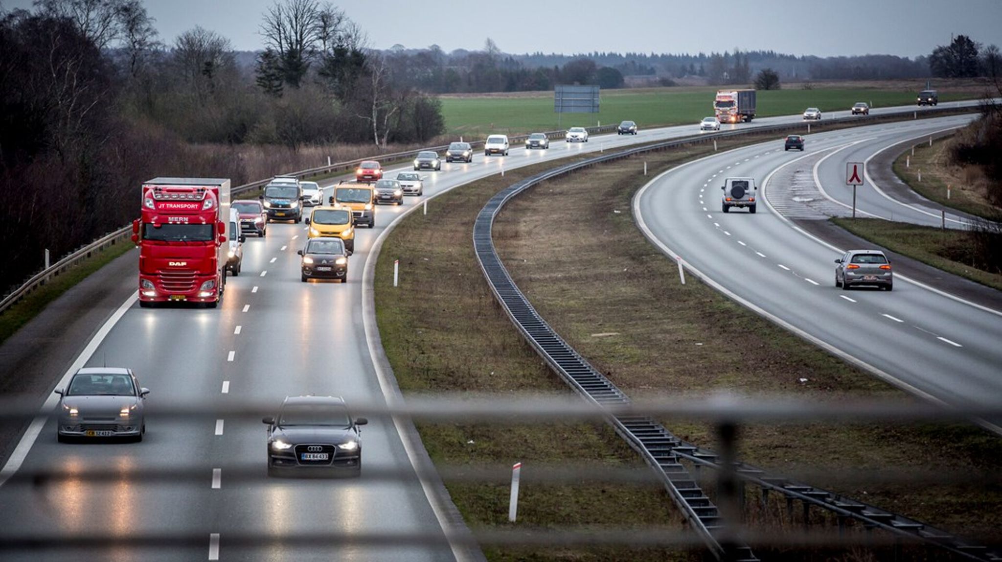 En forudsætning for at få mere biogas i tanken på lastbilerne er, at der stilles skærpede klimakrav til biobrændstofferne, skriver Frank Rosager og Esben Tranholm Nielsen.