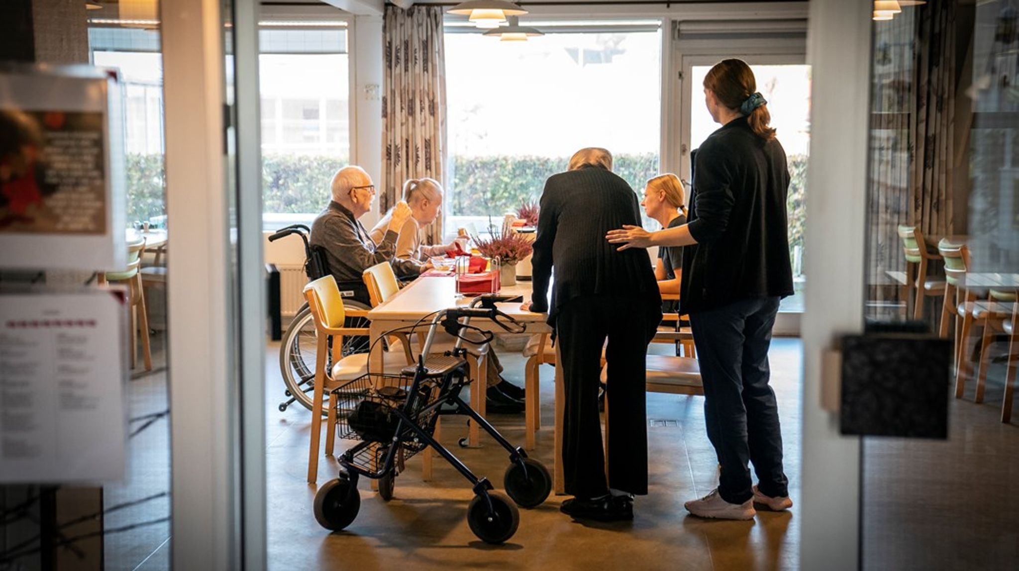 Regeringen
foreslår, at man som en del af en 37-timers arbejdspligt eksempelvis kan smøre
håndmadder på plejehjem eller vaske tøj for vores ældre. Men
helt så enkelt er det ikke, skriver Jens-Kristian
Lütken.