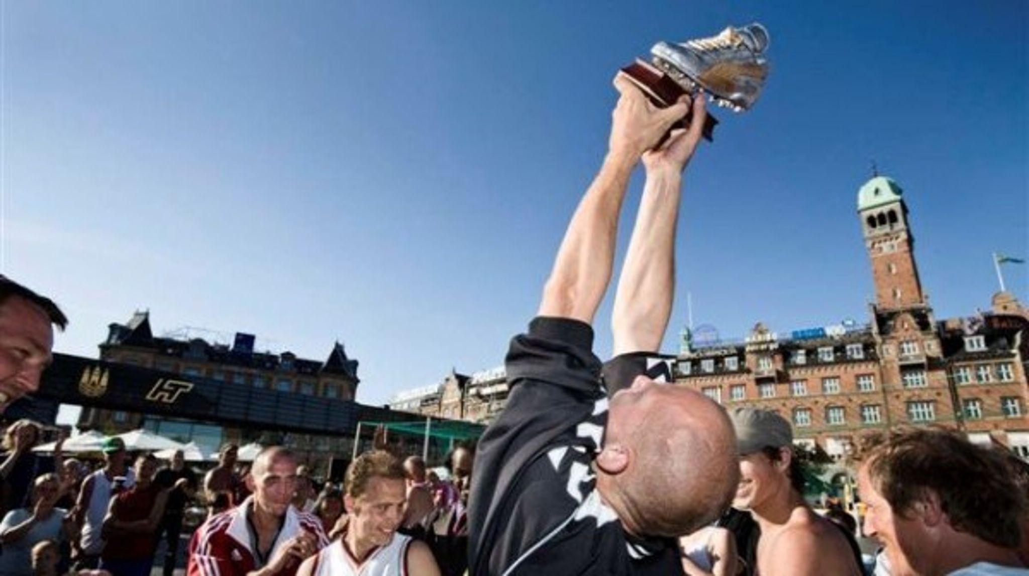 I 2007 var København vært for et noget mindre VM i hjemløsefodbold end det nyligt afviklede i Sacramento. Nu er det på tide at få den idrætssociale verdensbegivenhed til landet igen, mener et flertal af københavnske politikere.&nbsp;