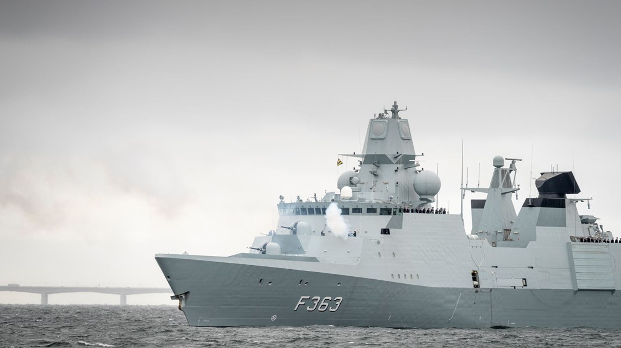 Simon E.Schultz-Larsen har blandt andet tidligere været næstkommanderende for fregatten HDMS Iver Huitfeldt. Her ses fregatten HDMS Niels Juel under markeringen af dronningens 50-års regentjubilæum.