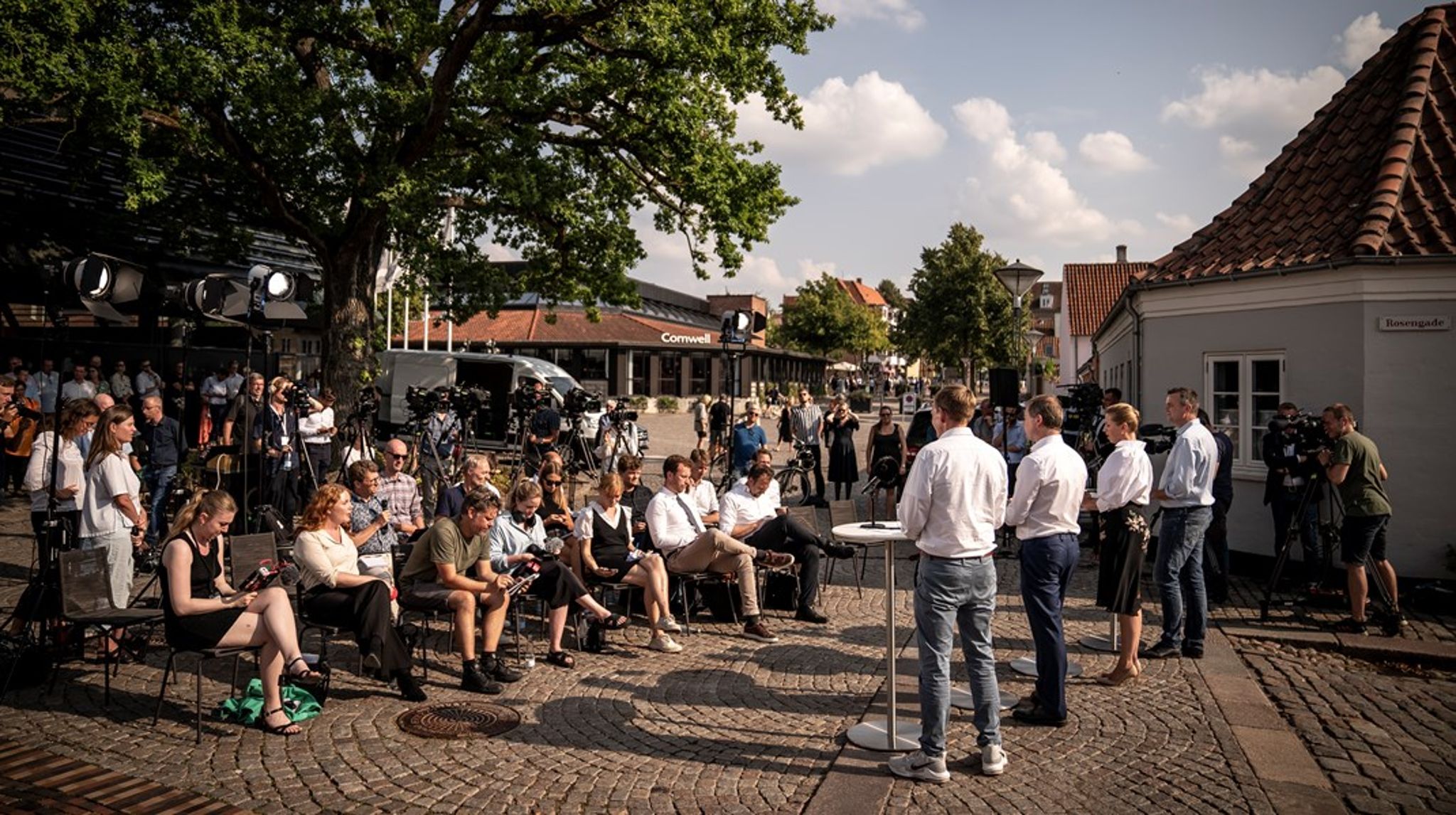 Traditionen tro afholder partierne pressemøde i forbindelse med deres sommergruppemøder.