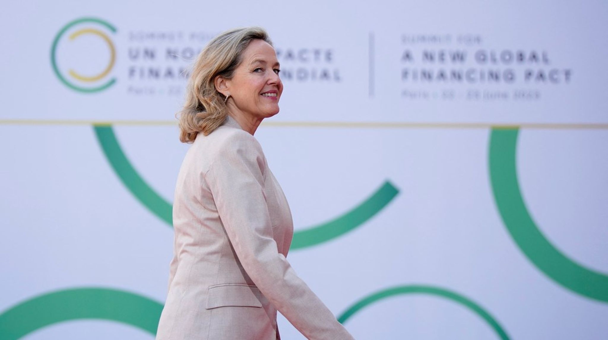 Med sin nominering er Calviño den femte officielle kandidat til topposten i Den Europæiske Investeringsbank.