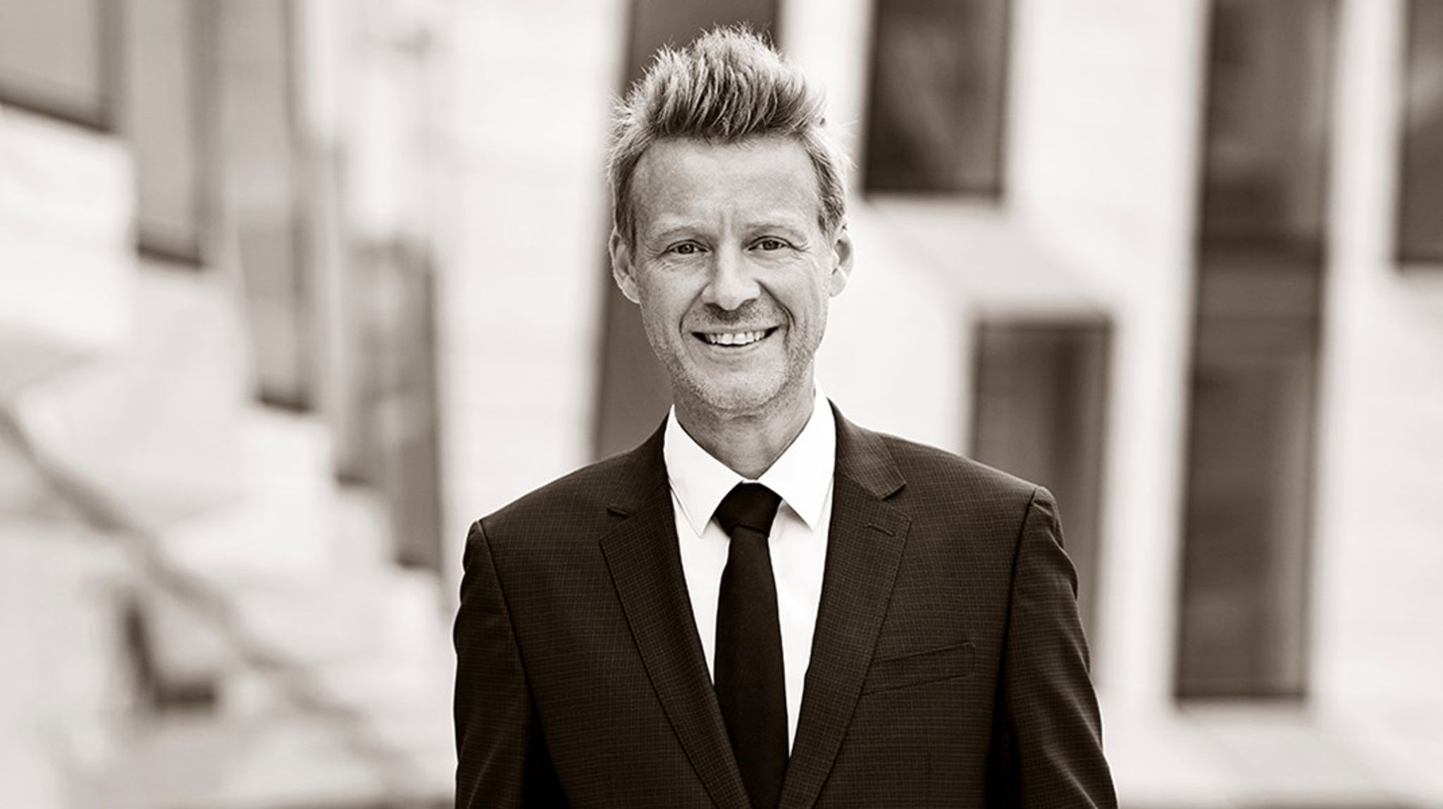 Forsvarsministeriets koncerndirektør, Anders Bager Jensen, har søgt nye græsgange hos advokatfirmaet Horten, hvor han starter som direktør.