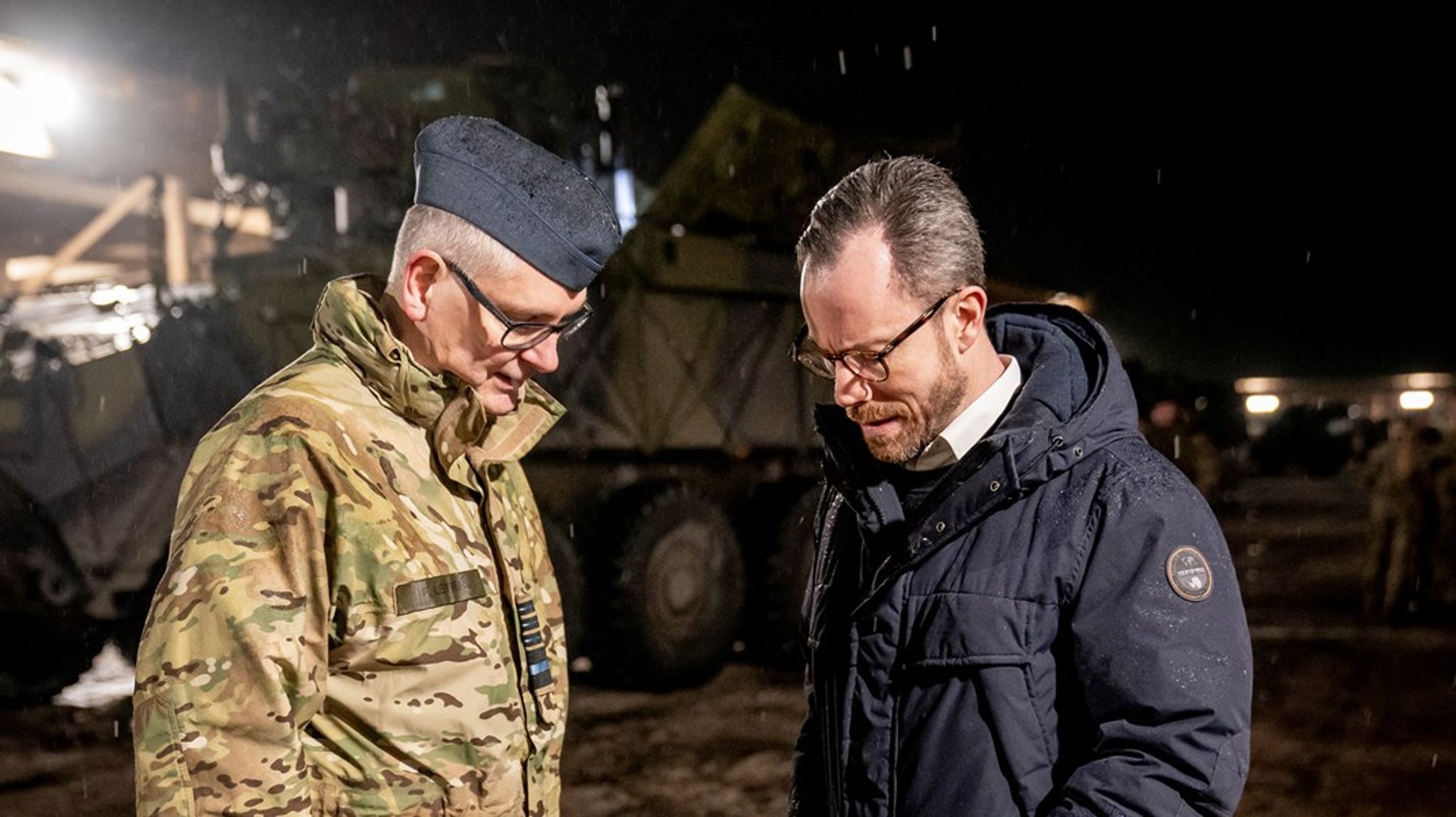 Det var Forsvarskommandoen, der anbefalede, at Danmark skulle købe våben hos israelske Elbit System, og det er dem, som bad Forsvarsministeriets Materiel- og Indkøbsstyrelse om at stå for den efterfølgende "forcerede" indkøbsproces.