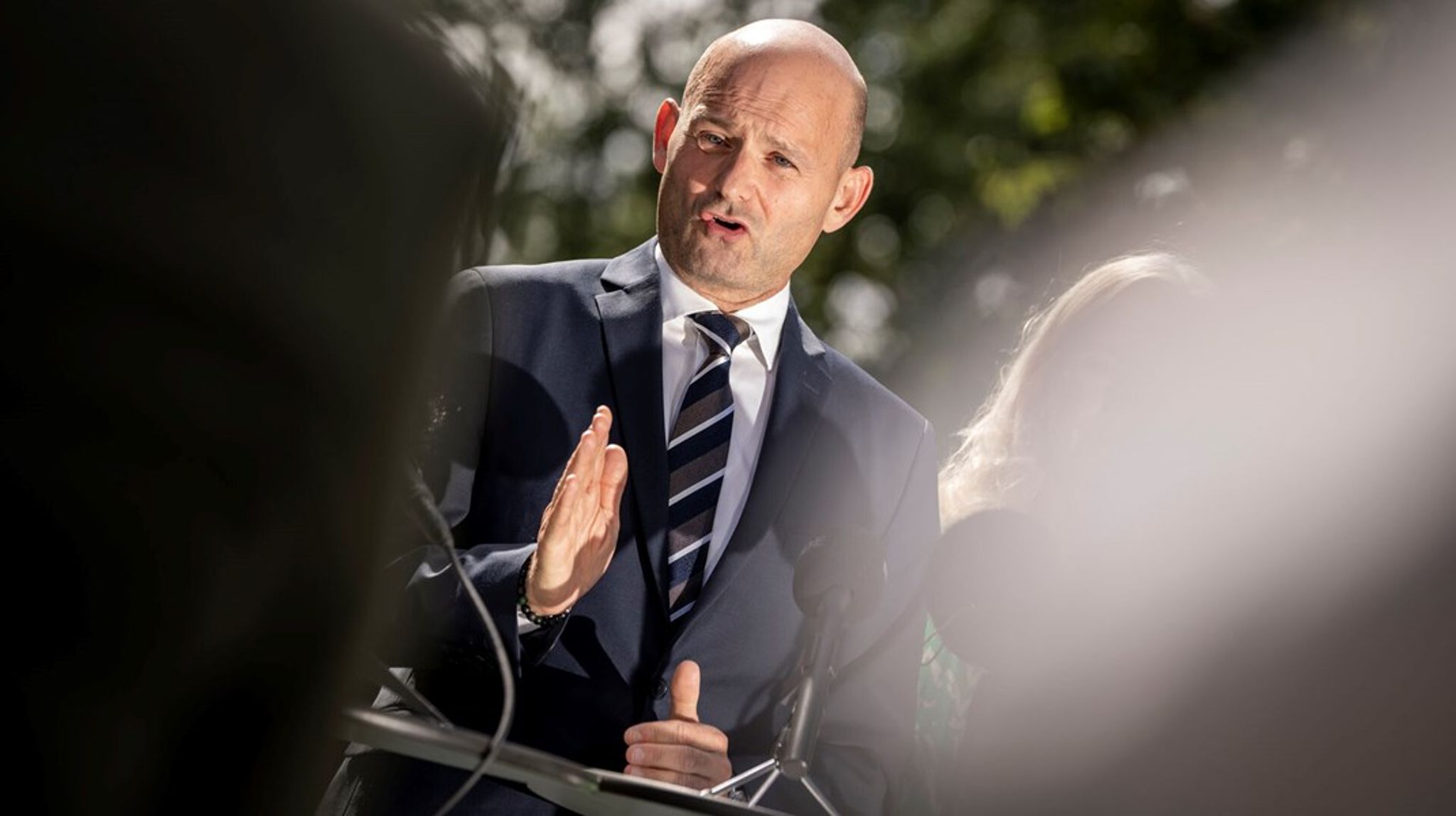 Konservatives Søren Pape Poulsen vil ikke lægge afstand til partiets EU-parlamentariker på trods af stor intern strid.