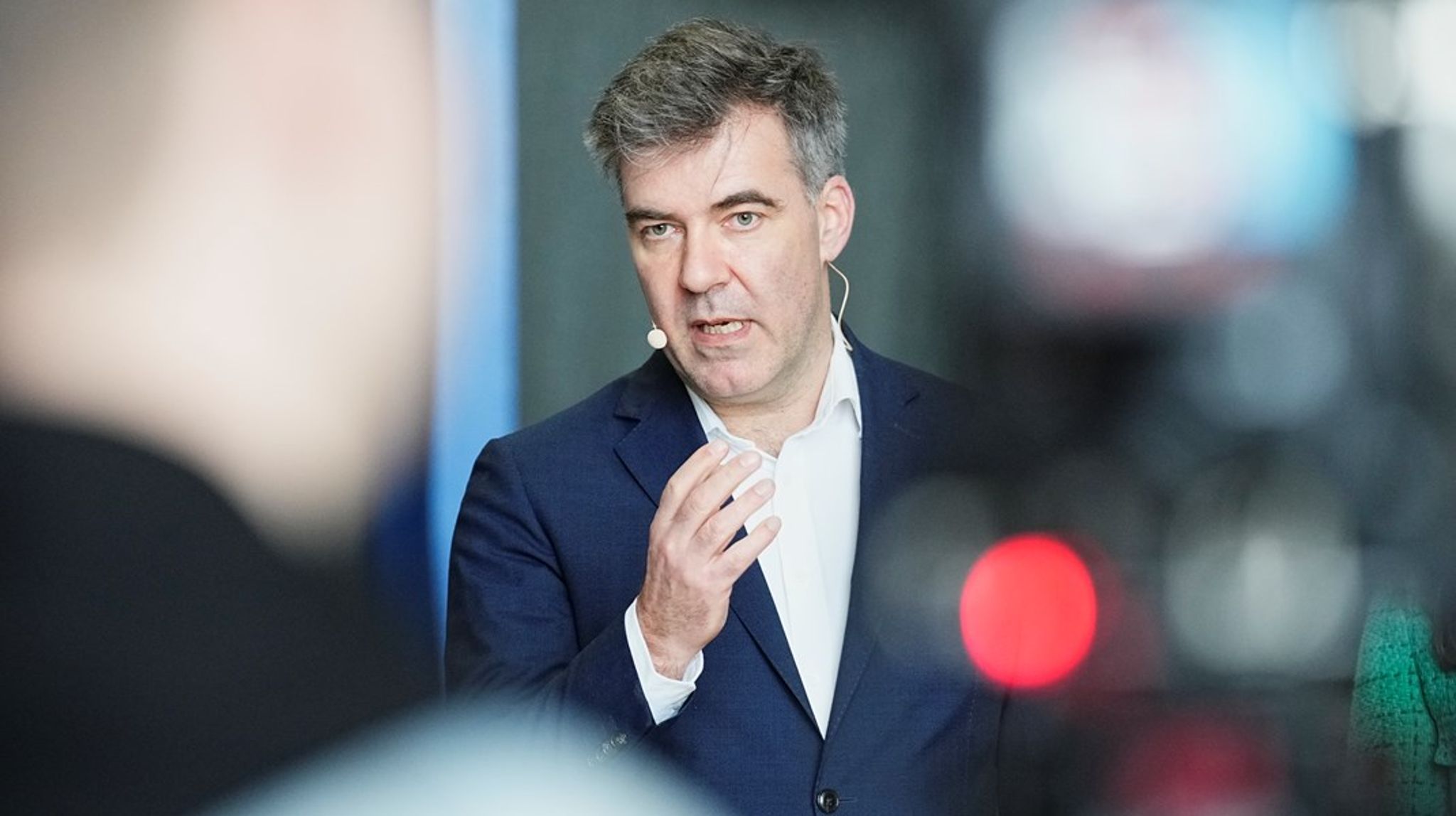 Anna Ebbesen kritiserer regeringen og klimaminister Lars Aagaard for nølende klimapolitik og dårlig klimakommunikation.