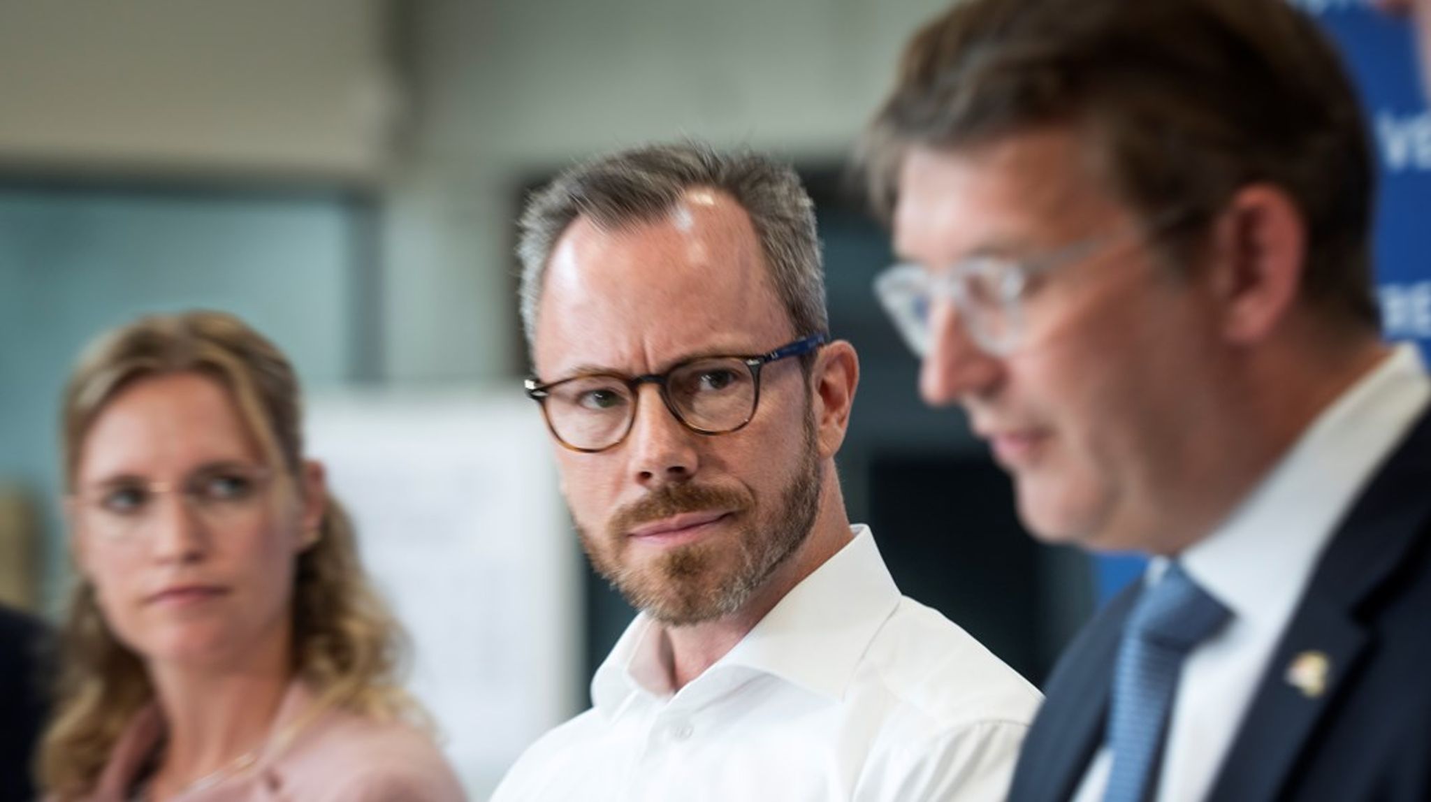 Jakob Ellemann-Jensen og Troels Lund Poulsen bytter ministerposter. Ellemann bliver ny økonomiminister, og Troels Lund Poulsen overtager forsvarsministeriet fra partiformanden.&nbsp;