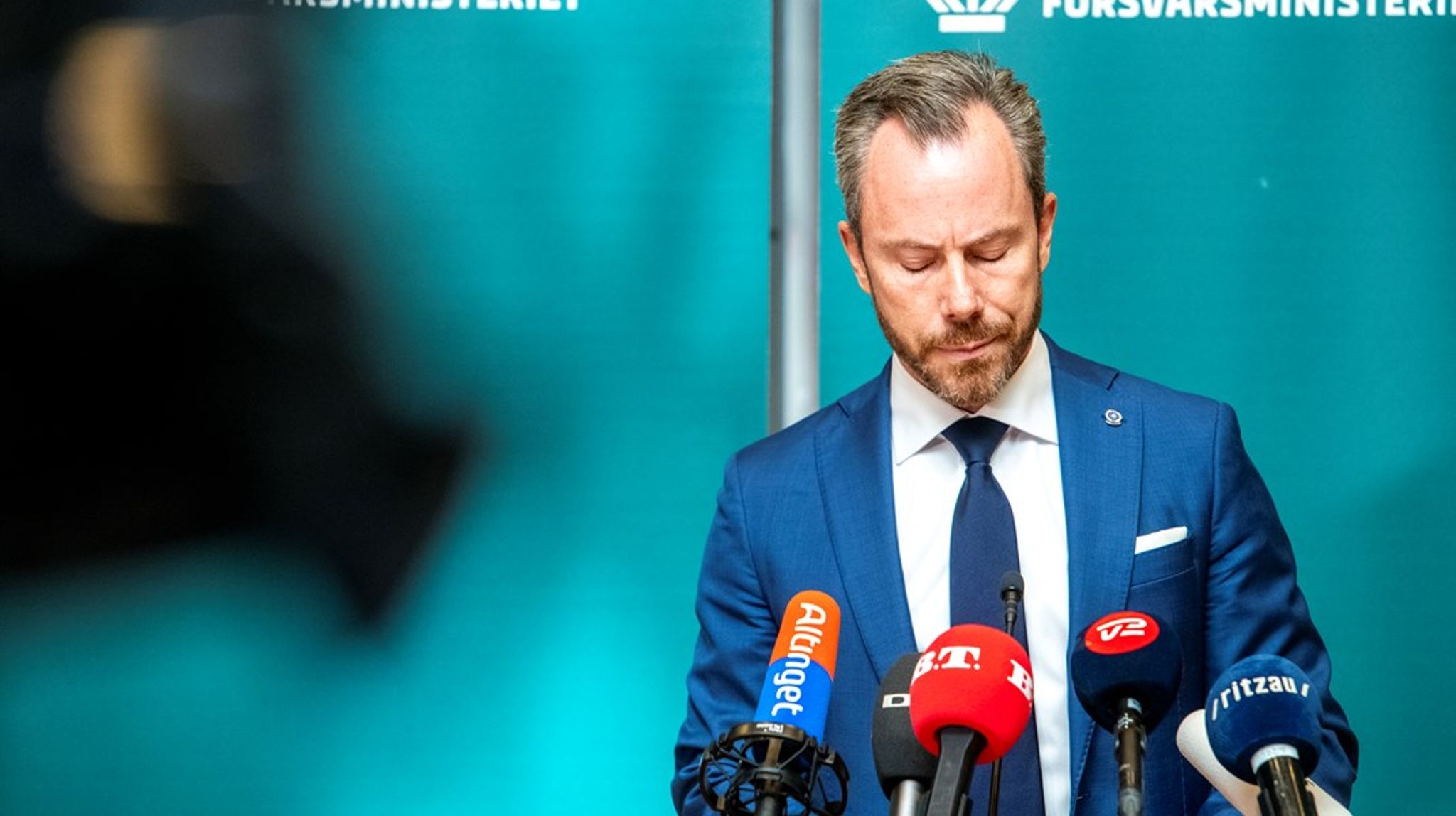 Rokaden sker også i de lange skygger, våbensagen kaster. Fra Venstre lyder det, at de to ting ikke har andet med hinanden at gøre, end at våbensagen har afsløret et ministerium og nogle styrelser, hvor der slet ikke er styr på tingene. Og at det gjorde det endnu mere uholdbart, at Ellemann sad som forsvarsminister.