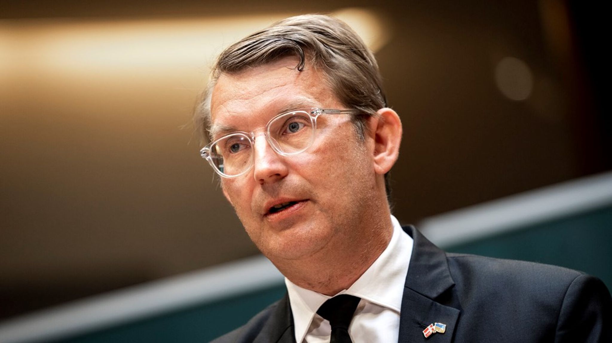 Forsvarsminister Troels Lund Poulsen (V) skal både torsdag og fredag&nbsp;svare på spørgsmål fra Folketingets partier om våbensagen.
