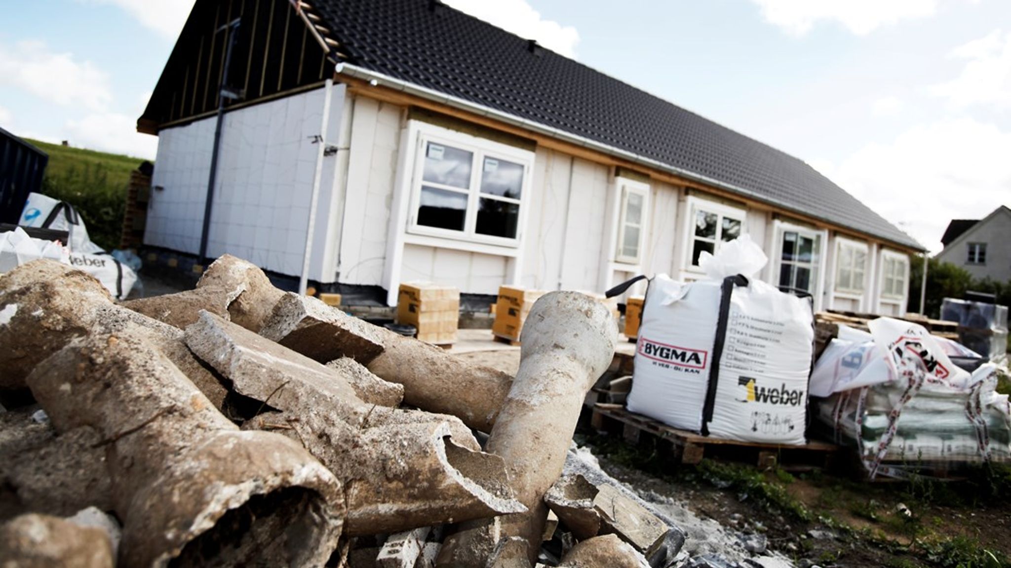 Vores ønske er at bruge den viden, vi har, og de kompetencer, der findes hos rådgivere og i branchen til at finpudse normer for, hvordan man dels beregner og tester genbrugte materialers egenskaber, skriver fire byggeaktører.