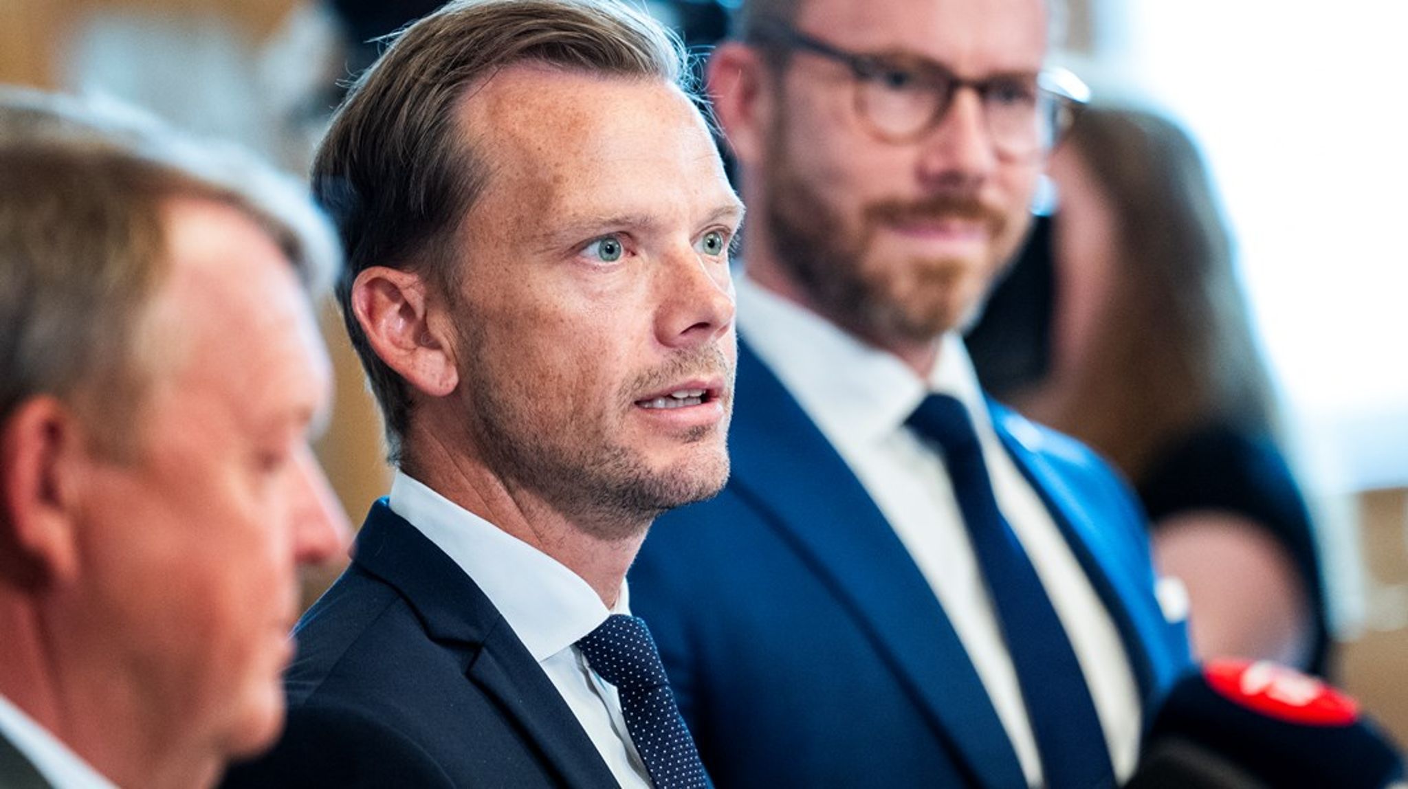 Fredag 25. august
præsenterede justitsminister Peter Hummelgaard, udenrigsminister Lars Løkke Rasmussen
og vicestatsminister Jakob Ellemann-Jensen lovforslag om koranafbrændingsforbud
og fremlagde regeringens forslag til at gribe ind over for forhånelser.<br>