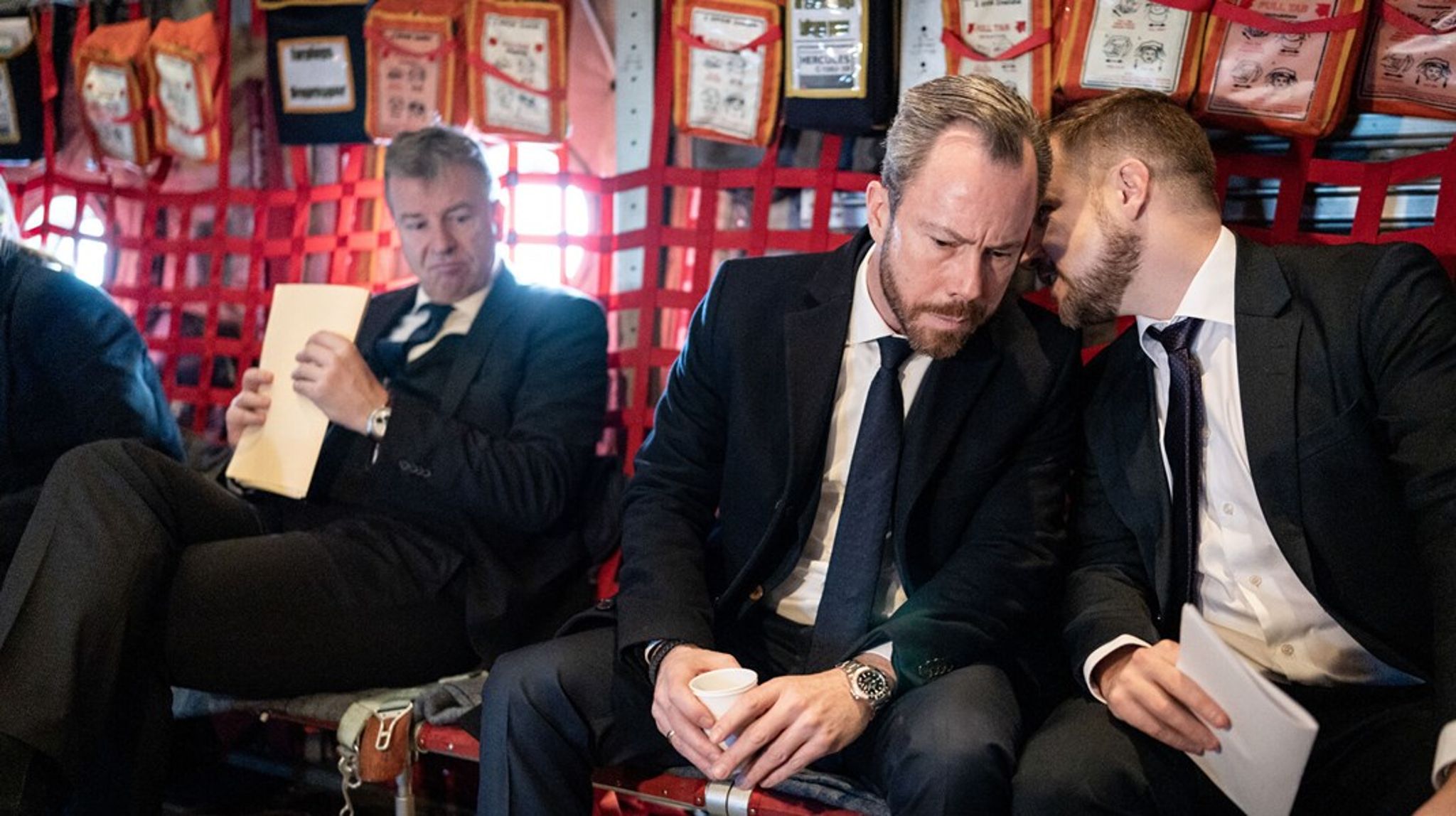 Kasper Høeg-Jensen (til venstre), daværende forsvarsminister Jakob Ellemann-Jensen (i midten) og Ellemanns daværende særlige rådgiver Rasmus Bebe ombord på et af Forsvarets fly på vej til Estland og Letland for at besøge danske soldater 19. december sidste år.