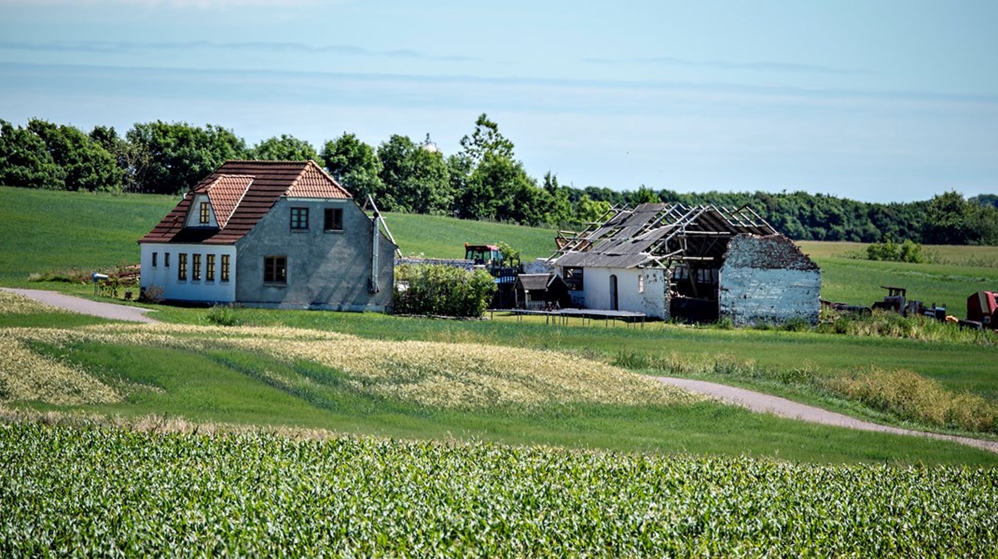 Regeringen vil sætte 80 millioner kroner af om året til nedrivning og renovering i landdistrikterne. 