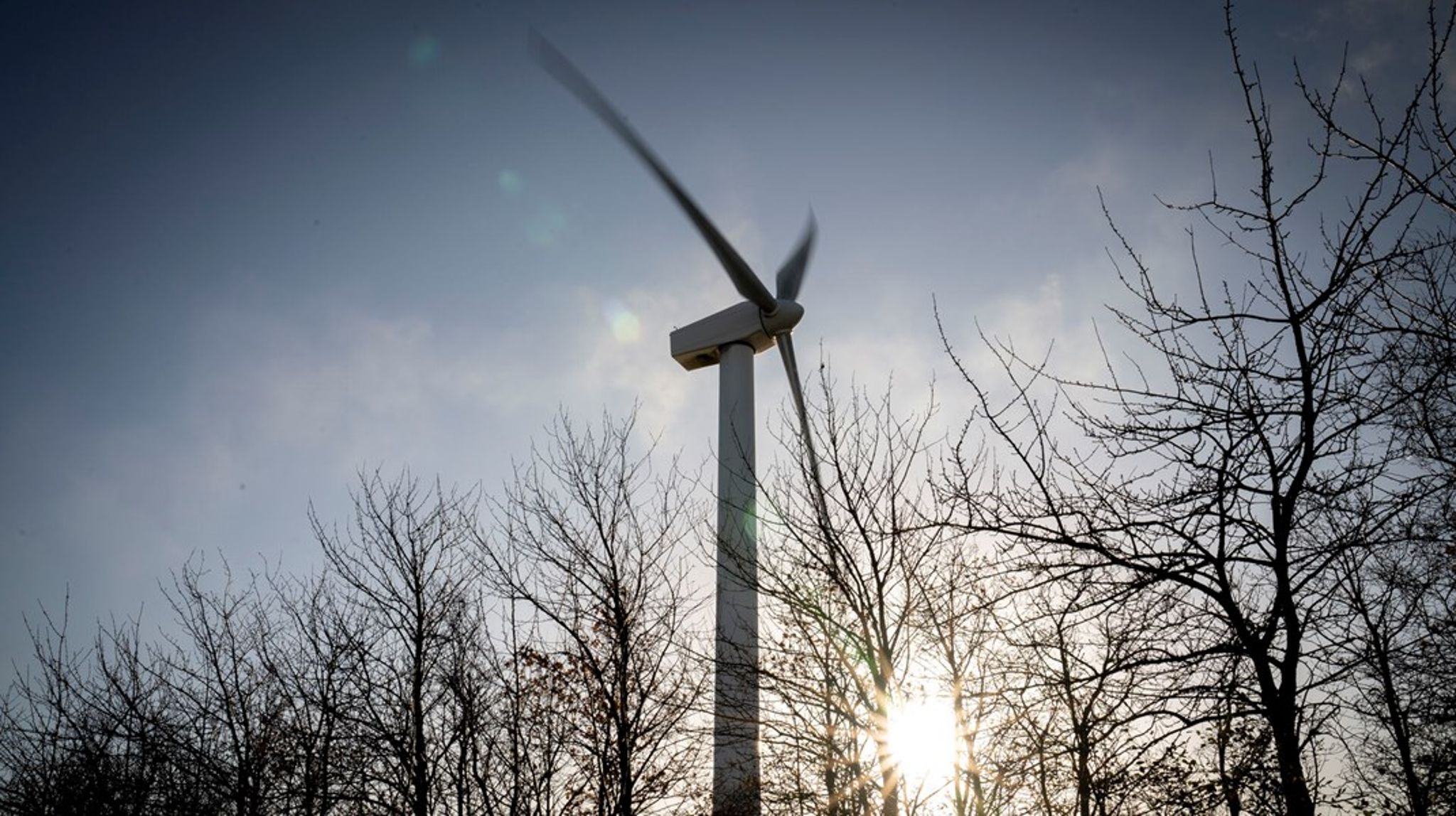 SVM-regeringen sætter flere penge af til at understøtte udbygningen af solceller og vindmøller på land med dens forslag til finansloven for 2024.&nbsp;