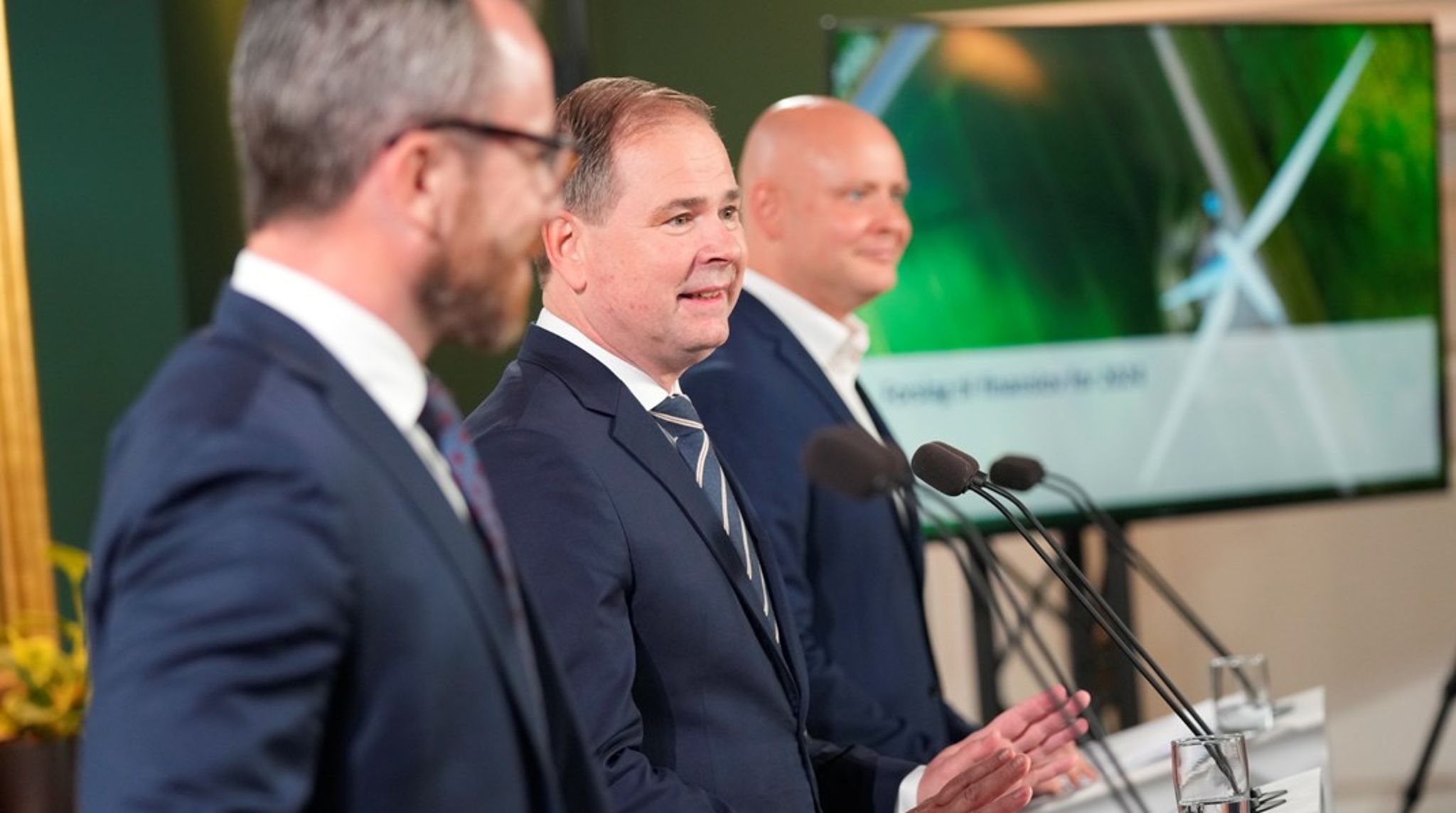 Regeringen vil spare 400 millioner kroner årligt på statslig administration. En række områder undtages, heriblandt justitsområdet, forsvarsområdet og udenrigsområdet.&nbsp;