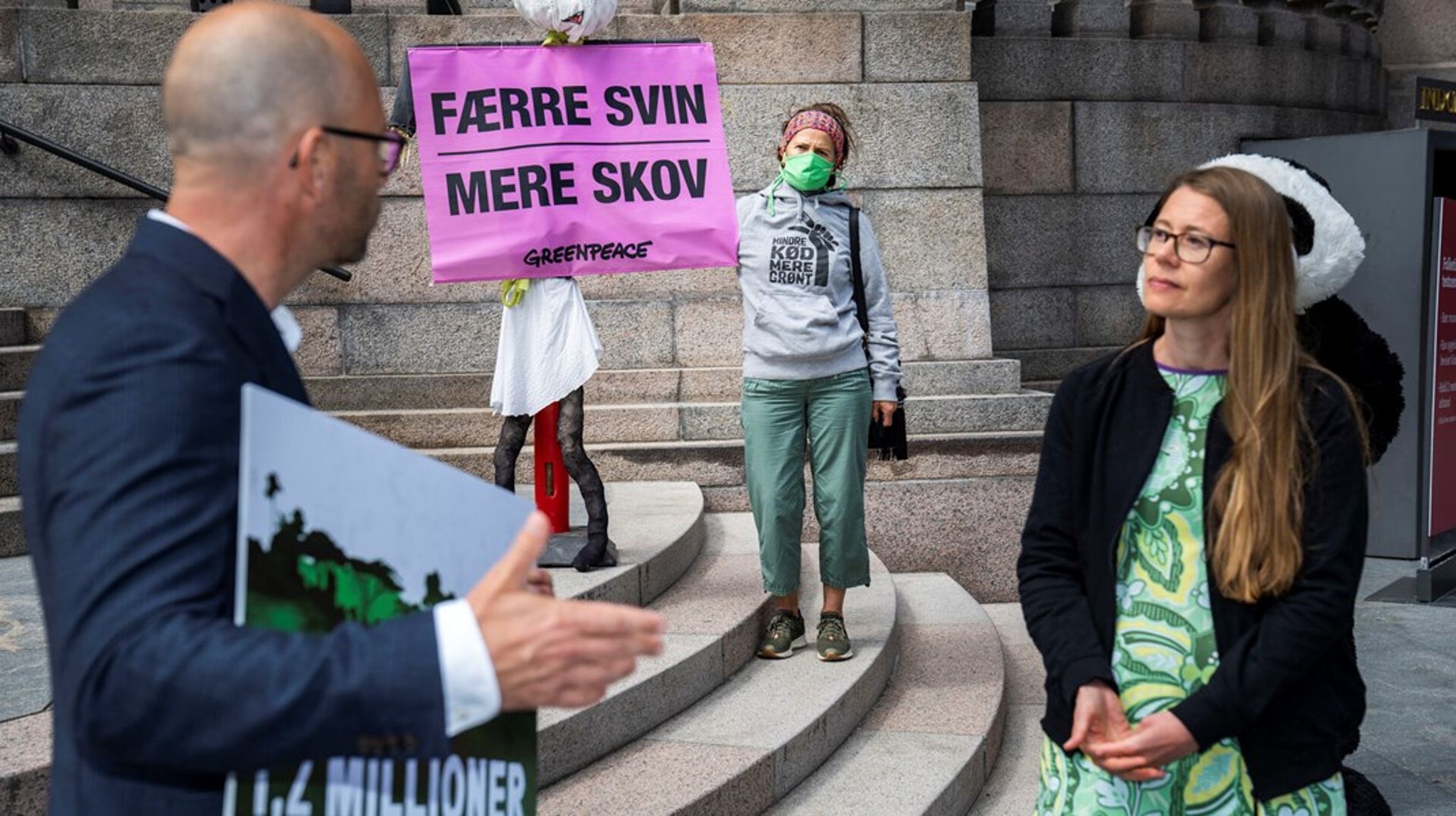 Kristine Clement overrækker tidligere fødevareminister Rasmus Prehn over en million underskrifter, der kræver at EU lov sikrer afskovningsfri produkter. Nu skal hun være grøn rådgiver for Enhedslisten.