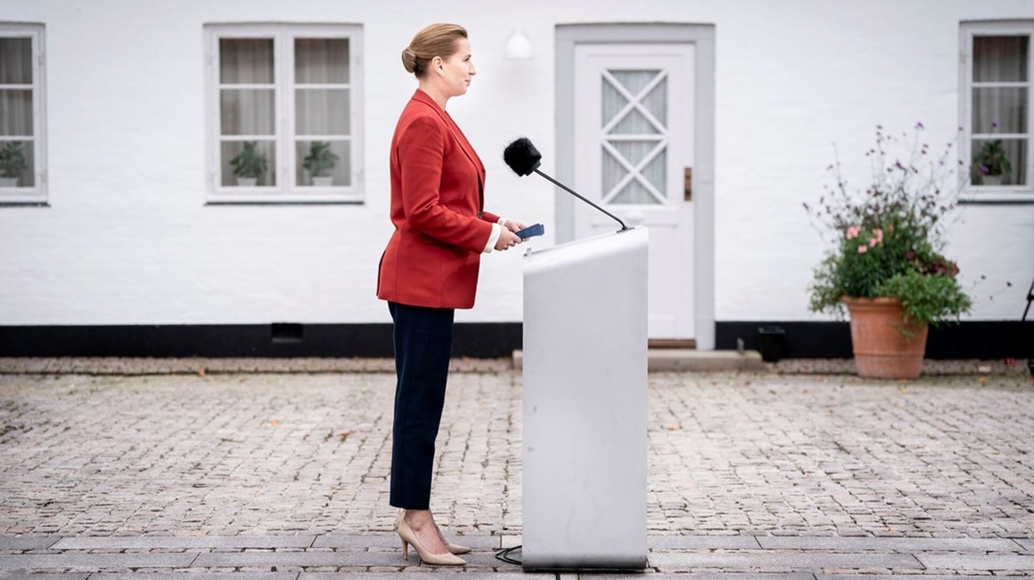 Mette Frederiksen udviser en stor villighed til at risikere vigtige socialdemokratiske principper og idealer i forsøget på at redde dem.