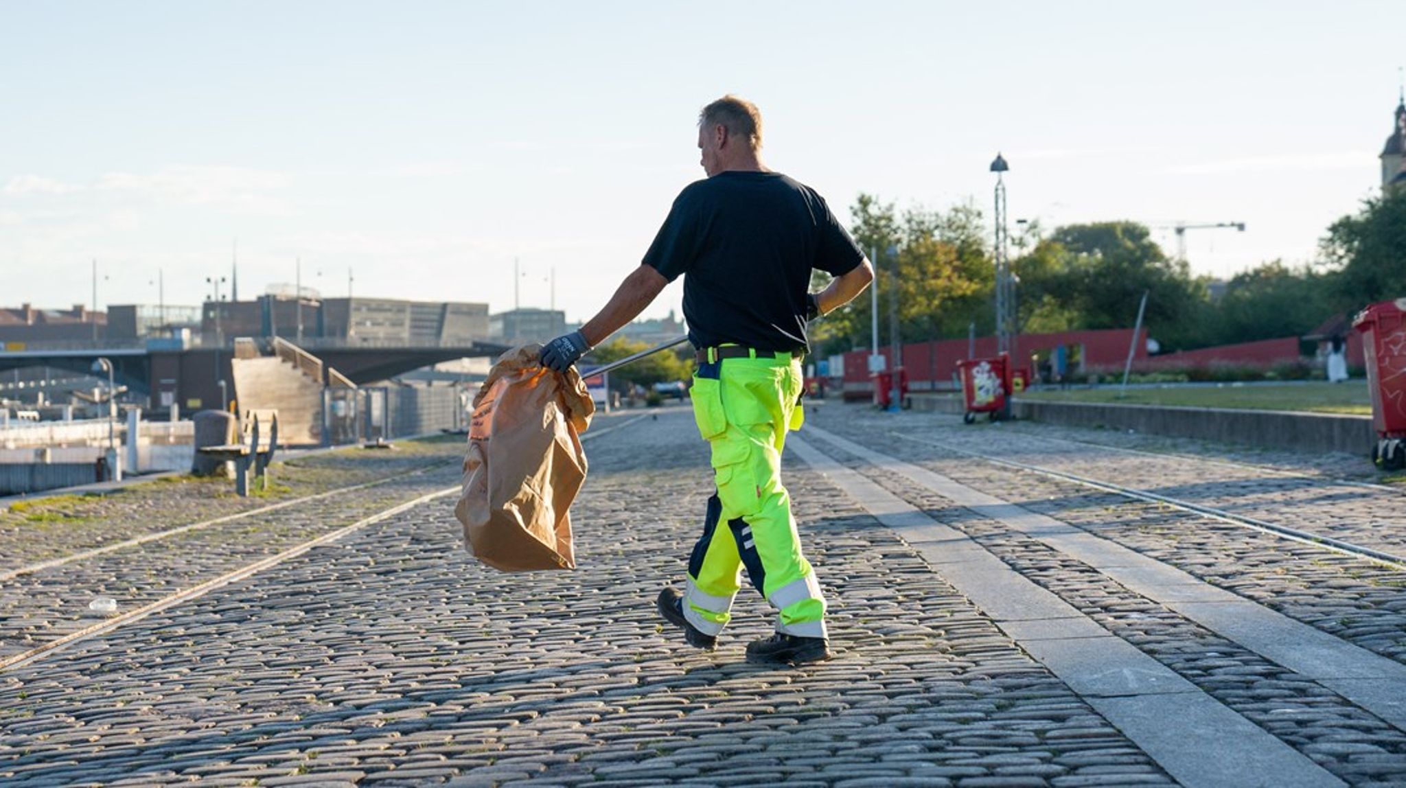 I København har vi hjemtaget affaldsindsamlingen efter en undersøgelse, der dokumenterede alvorlige sundhedsrisici for skraldemænd og dårligere prognose for tilbagevenden til arbejdsmarkedet, skriver Line Barfod og Klaus
Goldschmidt Henriksen.<br>