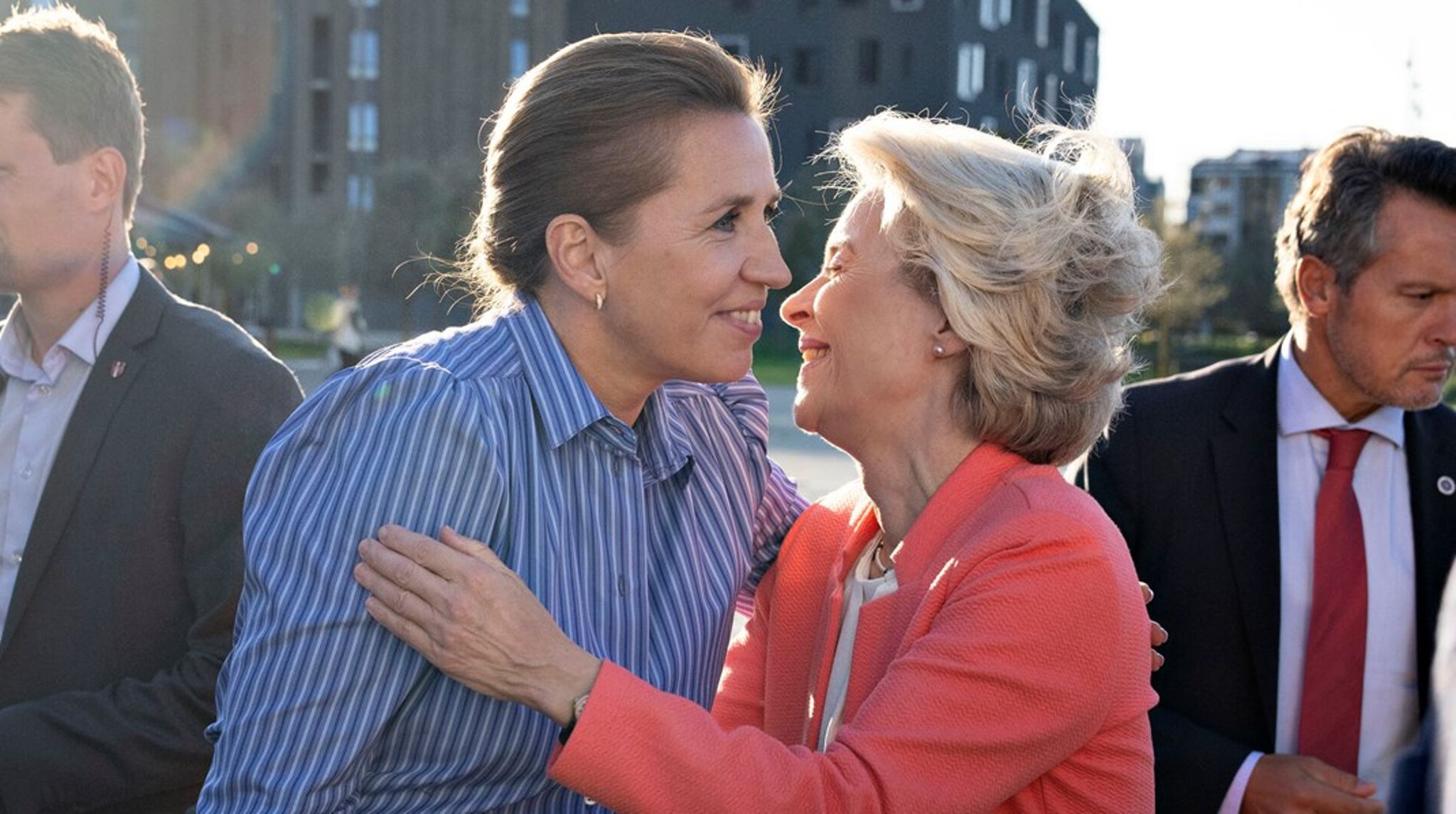 Kort
efter sin tale i Strasbourg onsdag rejste Ursula von der Leyen til Aalborg for
at møde den danske statsminister. Mette Frederiksen (S) ventes at være positivt stemt over for at
give tyskeren fem år mere som EU’s topchef.