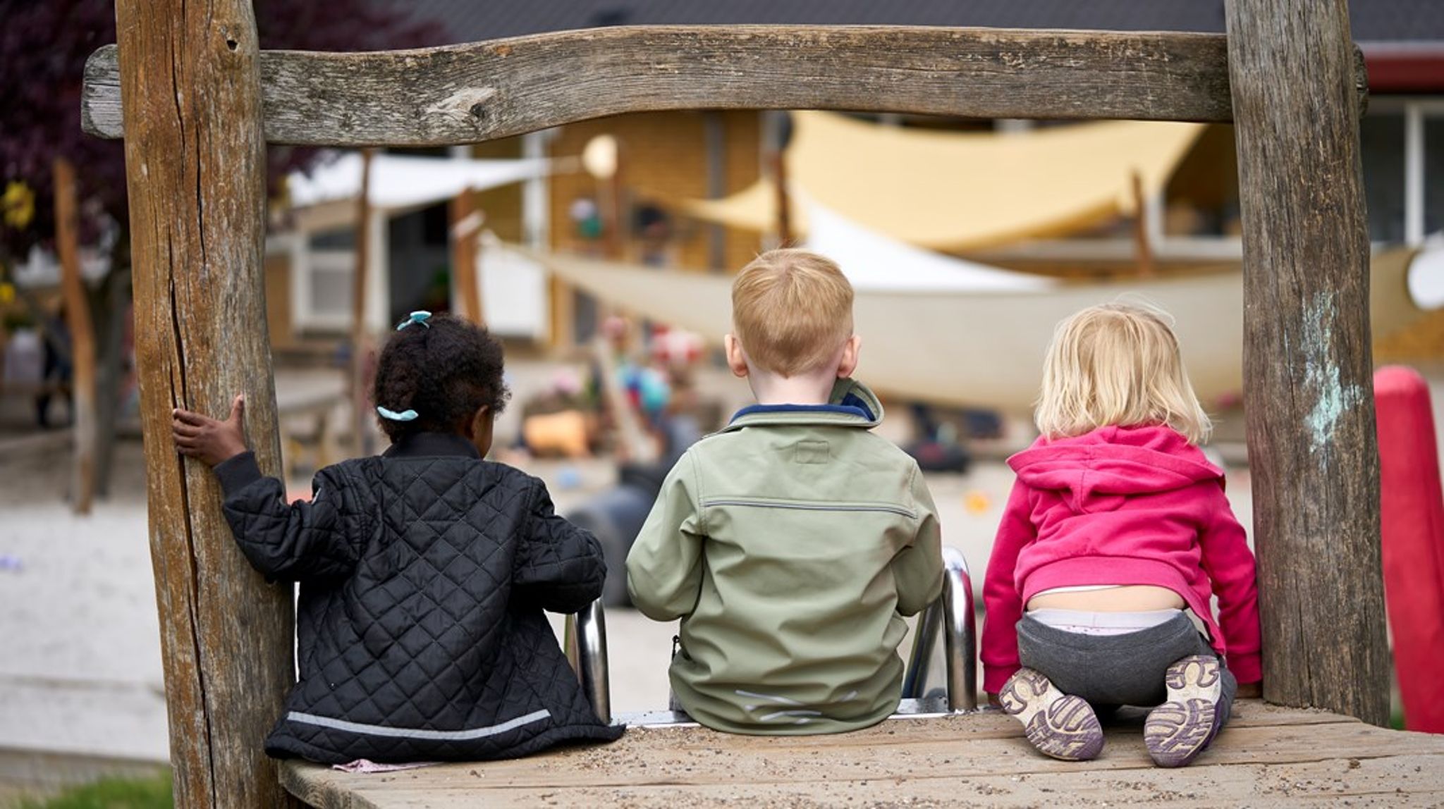 Familieretshuset skal forpligtes til at genvurdere en sag, når forudsætningerne for den oprindelige afgørelse ikke viser sig at være til stede. Og så bør det altid være&nbsp;den samme sagsbehandler, som holder møde med begge forældre, foreslår Karina Adsbøl fra Danmarksdemokraterne.