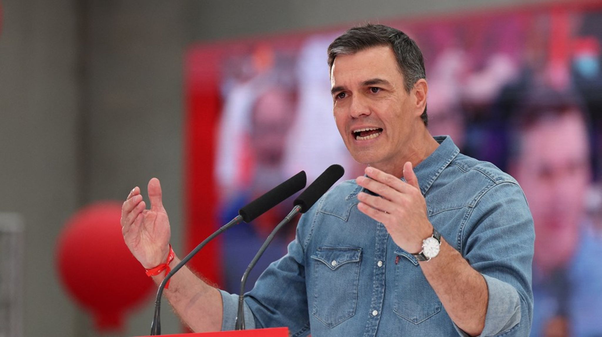 Fremtiden for den spanske premierminister, Pedro Sánchez, hænger i en tynd tråd, hvis det ikke lykkes ham at gøre catalansk, baskisk og galicisk til officielle EU-sprog.&nbsp;<br><br>