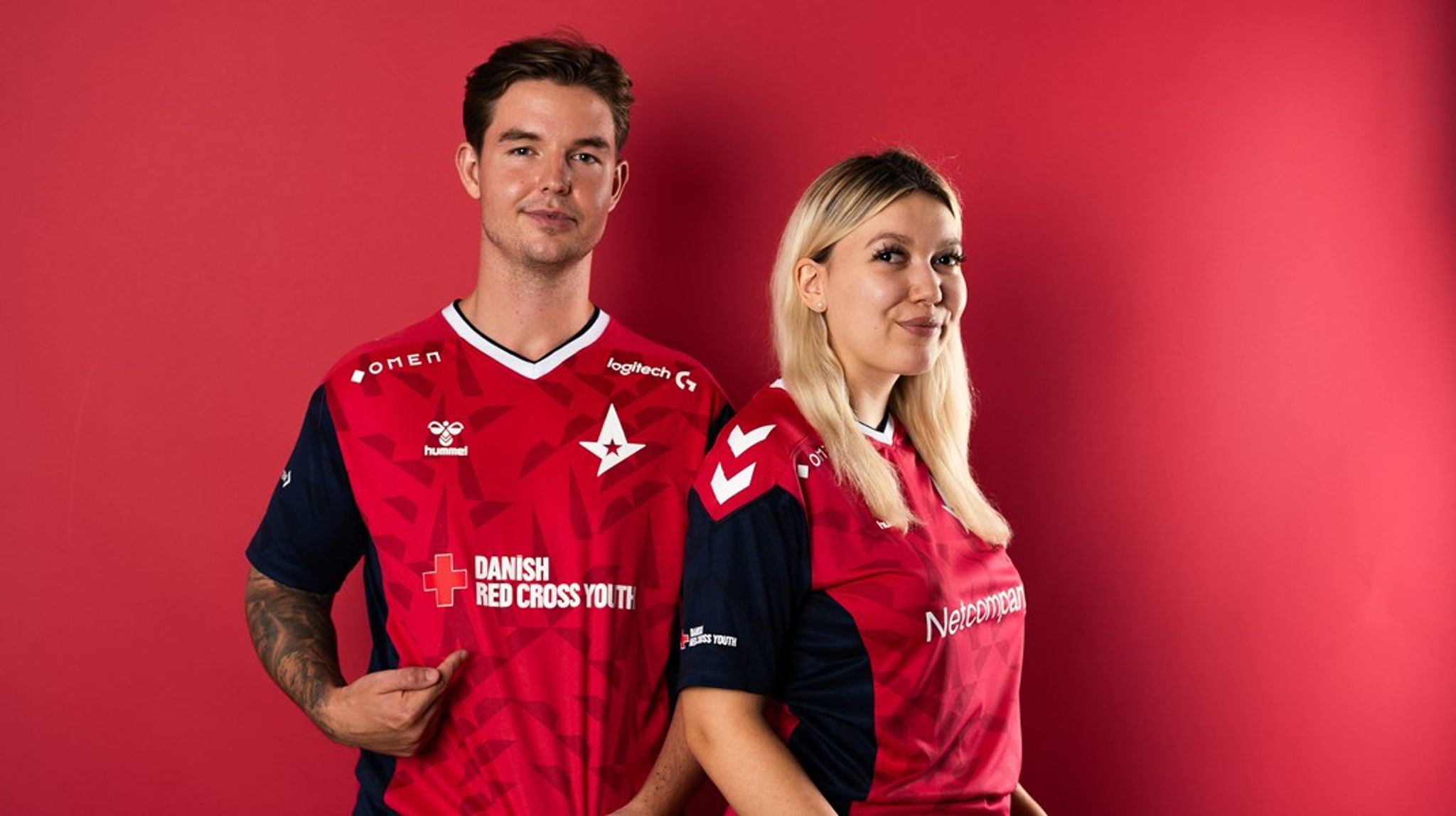AWP-spillerne Aurora Lyngdal og Nicolai "dev1ce" Reedtz med Astralis' nye trøje. AWP er en snigskytteriffel i skydespillet CS:GO, som dræber på et skud, medmindre man rammer modstanderen i benet.