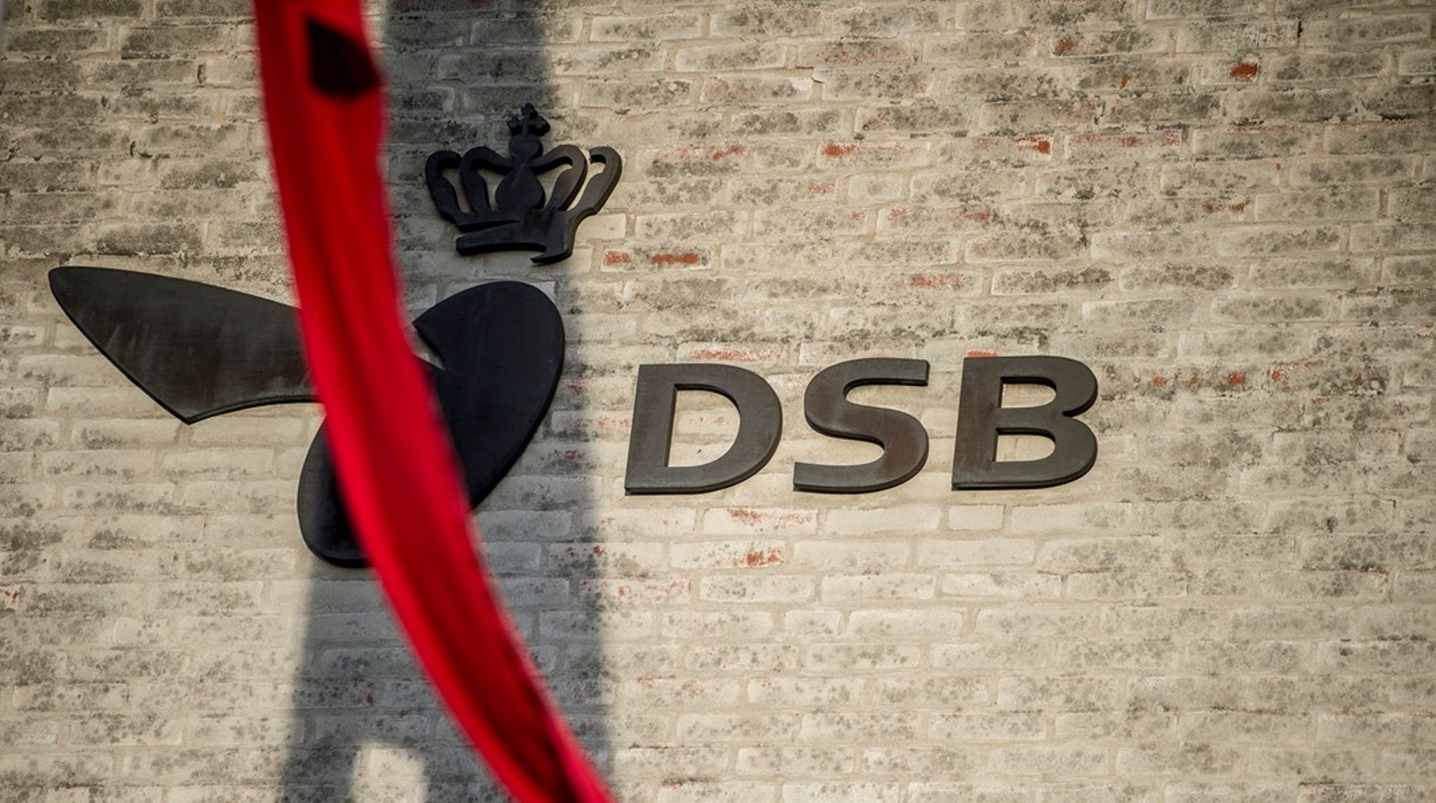 Et centralt spørgsmål for de danske politikere er, om DSB skal oprette en større kommerciel division med nattog og togsæt, der kan køre i flere lande, eller om DSB som hidtidig kun skal fokusere på nationale ruter, skriver Helene Dyrhauge.