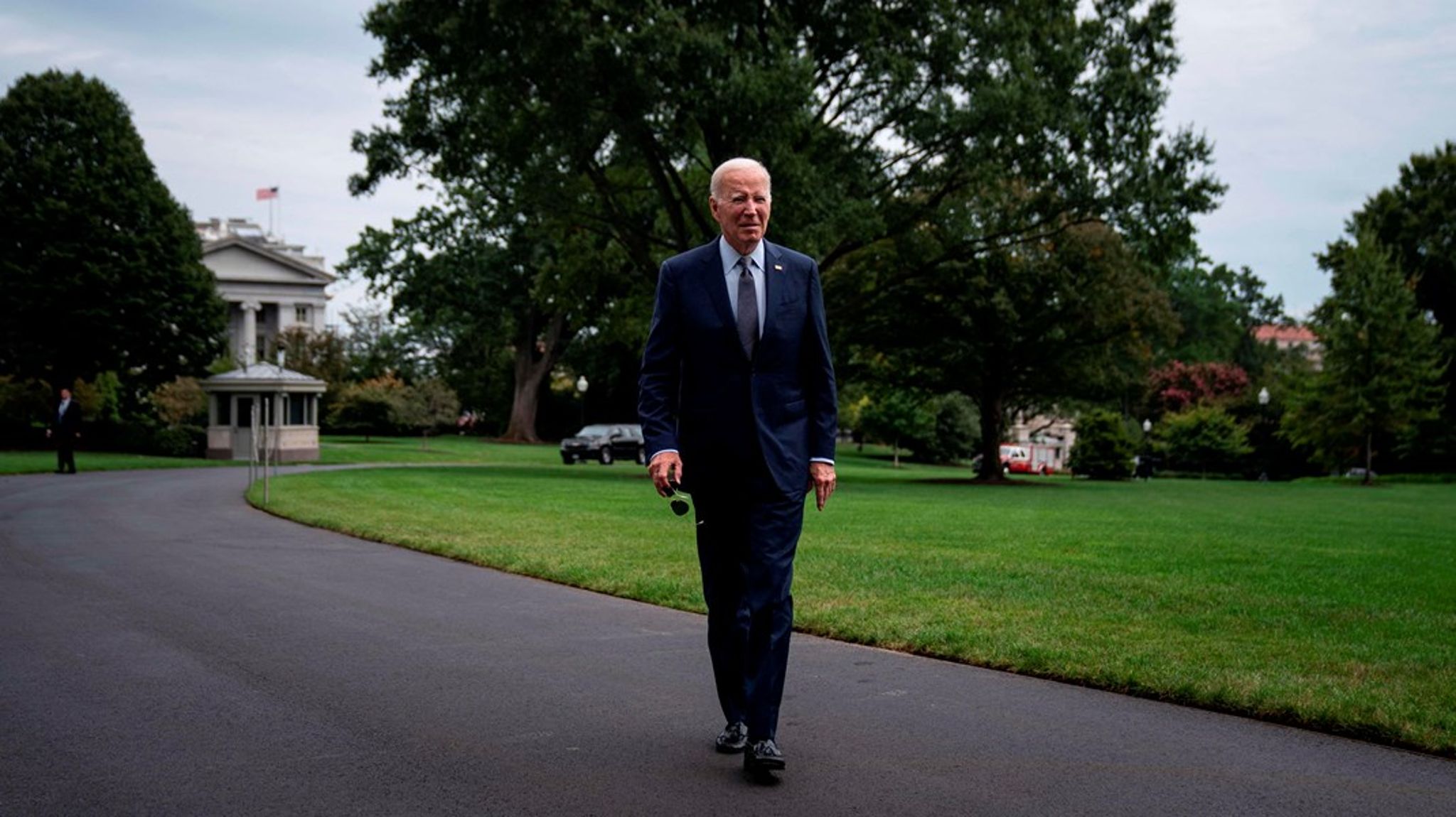Bidens fremskredne alder er en hindring for ham. Det tapper ham for energi til at fremstå robust, og hans offentlige fremtoning afspejler et fysisk forfald, skriver Franklin Foer i en ny biografi om Joe Biden.<br>