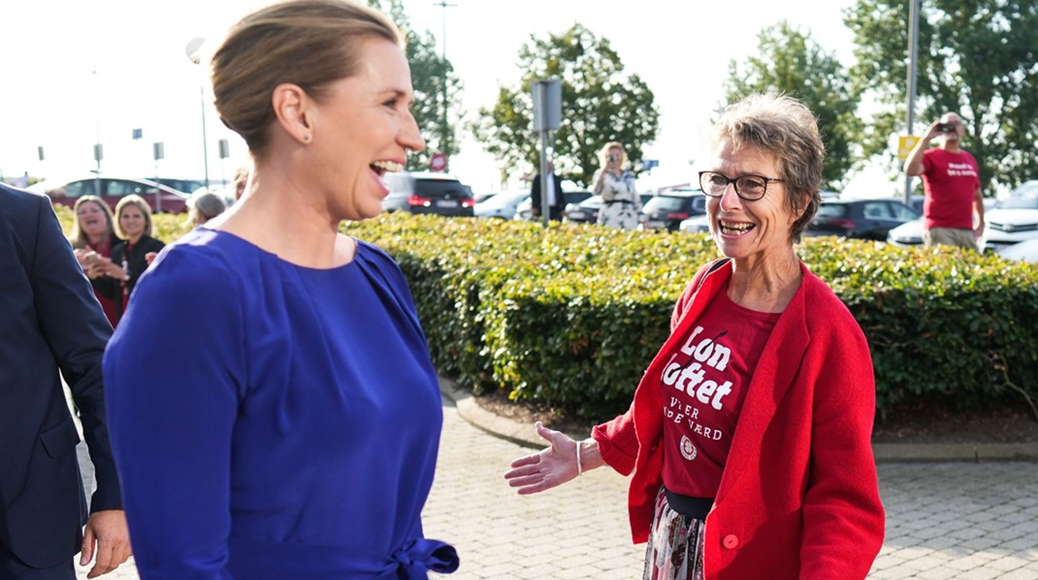Statsminister Mette Frederiksen (S) vil gerne give grupper som pædagoger, sygeplejersker og sosu-assistenter en ekstraordinær lønstigning i håb om, at det kan tiltrække flere til fagene fremover. Men det bliver andre offentlige ansatte, som skal betale. Her ses statsministeren med sygeplejerskernes nu afgående formand, Grete Christensen.&nbsp;