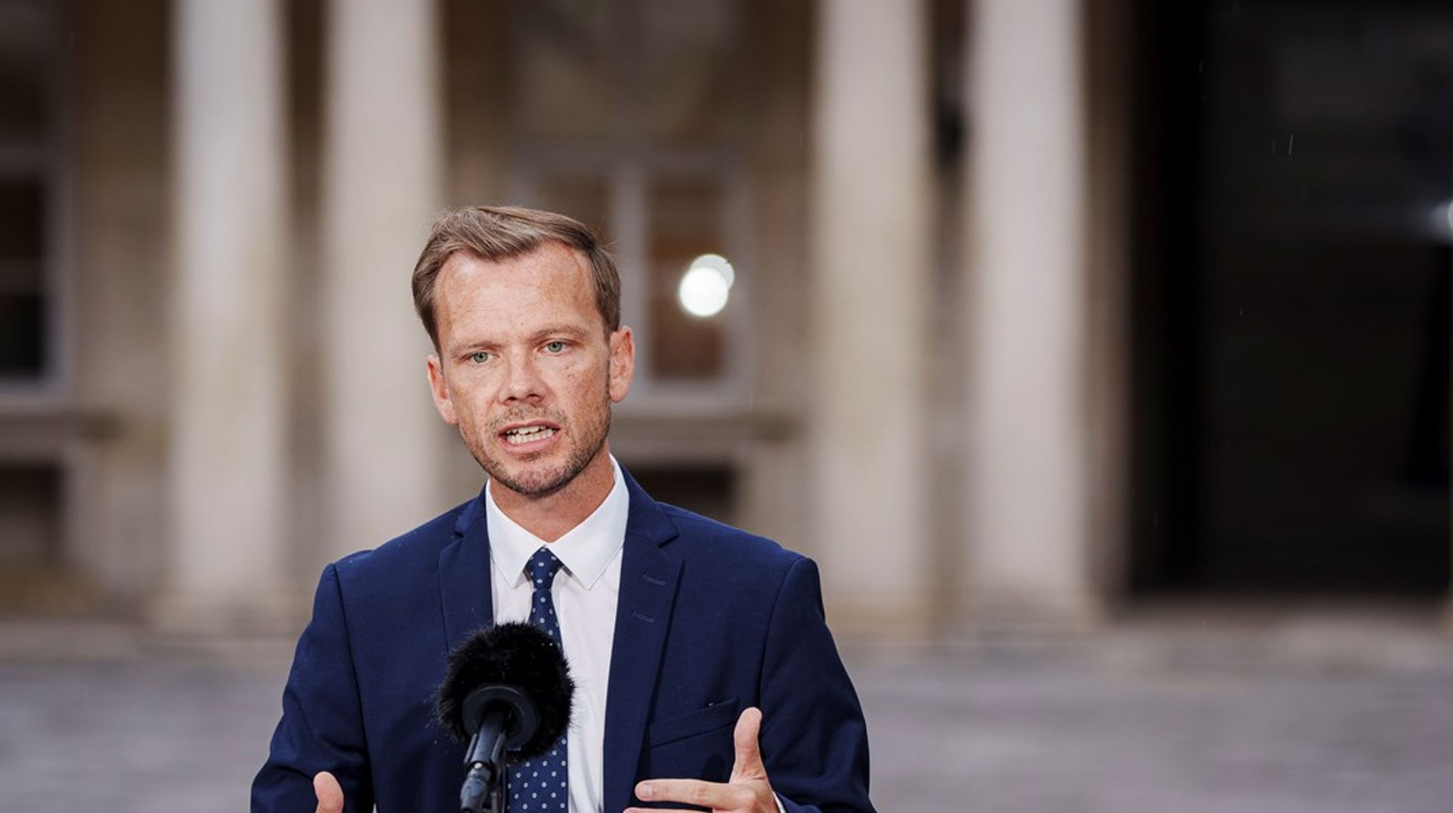 "Jeg&nbsp;er helt enig i, at der er forskel på billigelse af utilbørlig behandling af for eksempel hellige skrifter og billigelse af terrorangreb," siger justitsminister Peter Hummelgaard.
