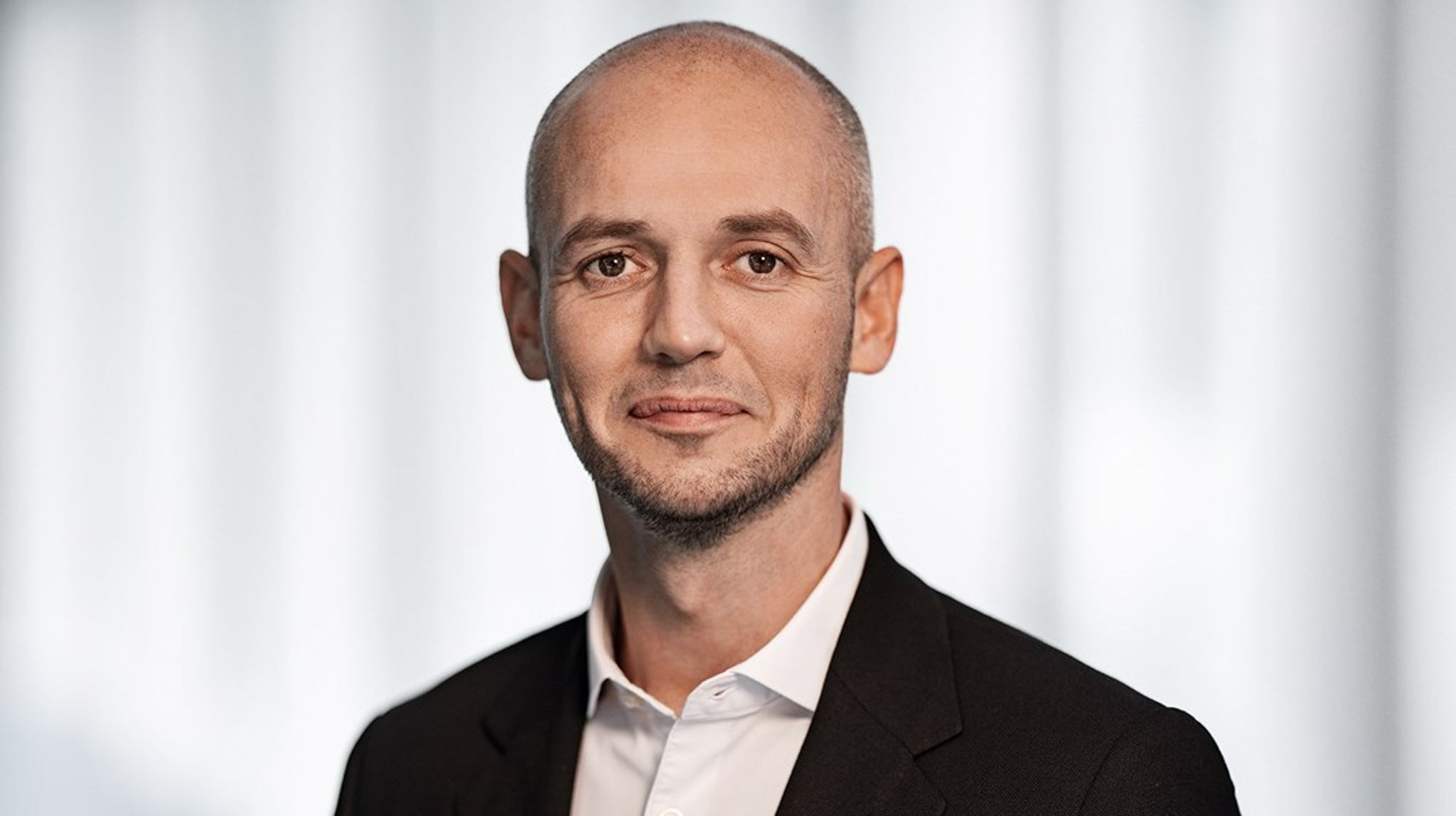 Lasse Boje, der har en fortid som afdelingschef i Justitsministeriet, er ansvarlig for en markant sammenlægning af en række enheder i politiet. 300 medarbejdere er nemlig blevet til 1100.&nbsp;