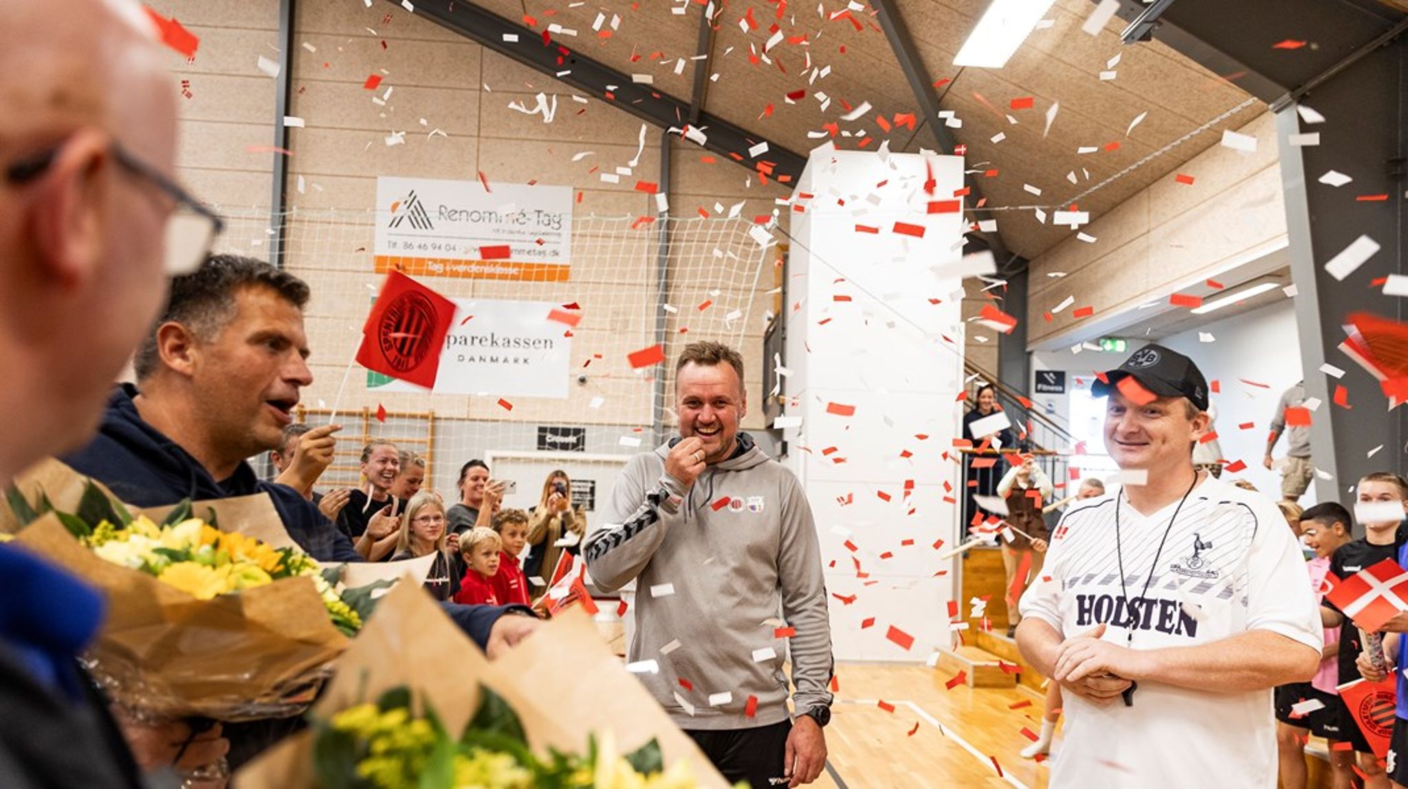 Rene Jensen og Ingolf Dyrmose blev overrasket midt i træningen af forældre og DGI, der uddelte&nbsp;diplom, blomster og flag.