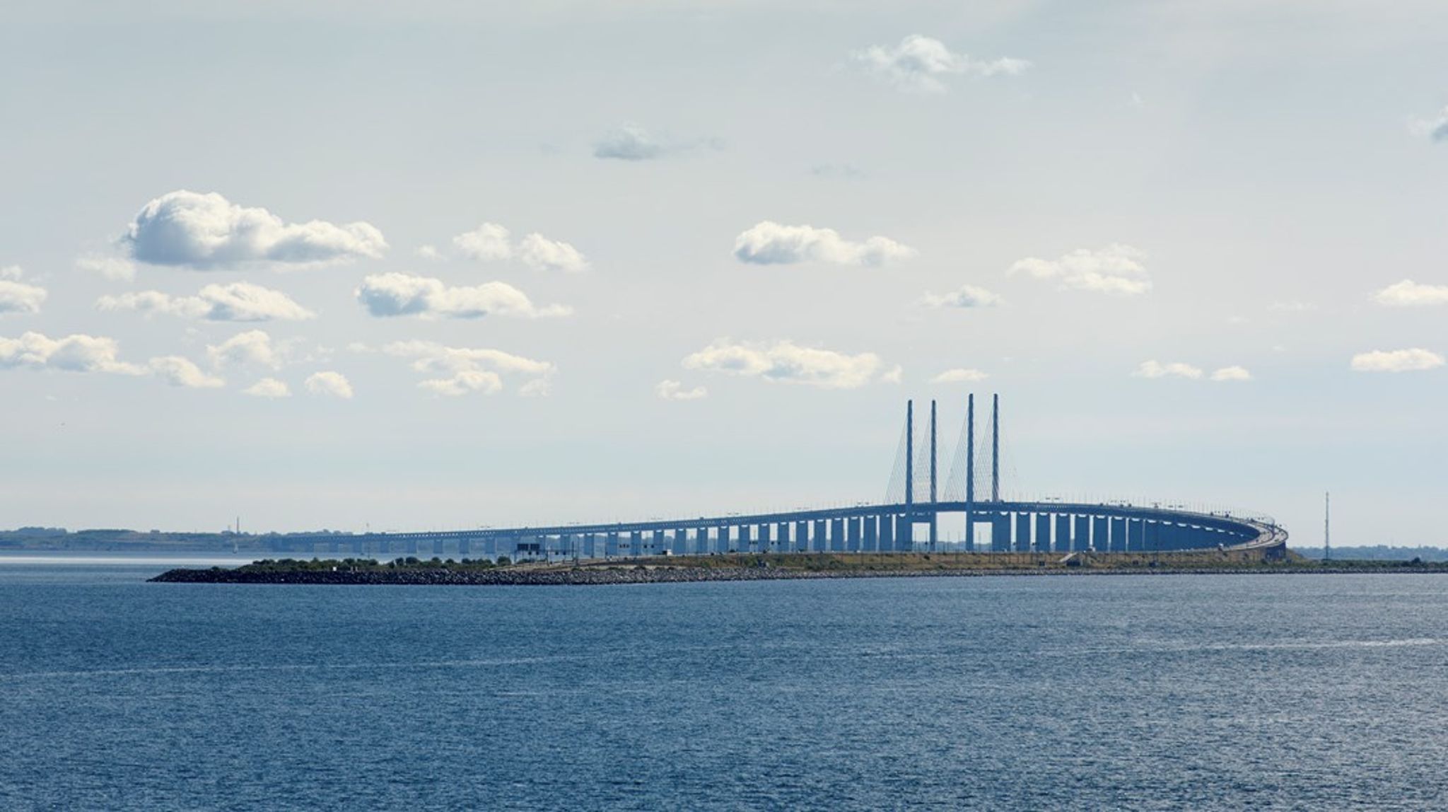 Øresundsbroen, som nu nærmer sig sit 25-års jubilæum, er ikke blot en fysisk forbindelse mellem vores lande. Broen repræsenterer også en vision om frihed. Men trods årtier med øresundsintegration, er udfordringerne desværre stadig mange, skriver Sigrid Friis Frederiksen & Sara Wettergren. 