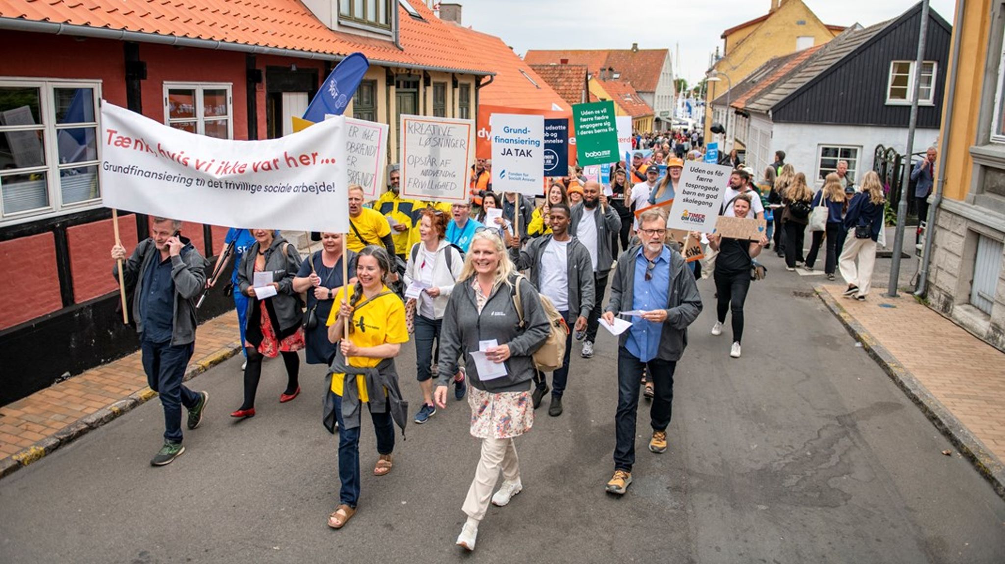Finansieringsstrukturen for de frivillige sociale organisationer er med til at fastholde sektoren i en fastlåst position, hvor ressourcerne fordeles skævt. Det er også sektorens holdning - her demonstrerer organisationer for grundfinansiering på Folkemødet i 2022. Men en grundfinansieringsmodel vil have svær gang i praksis, mener Lars Skov Henriksen. Han mener endvidere, at et alt for rosenrødt billede af den frivillige sociale sektor er med til at cementere skævhederne. <i>Arkivfoto.&nbsp;&nbsp;</i>