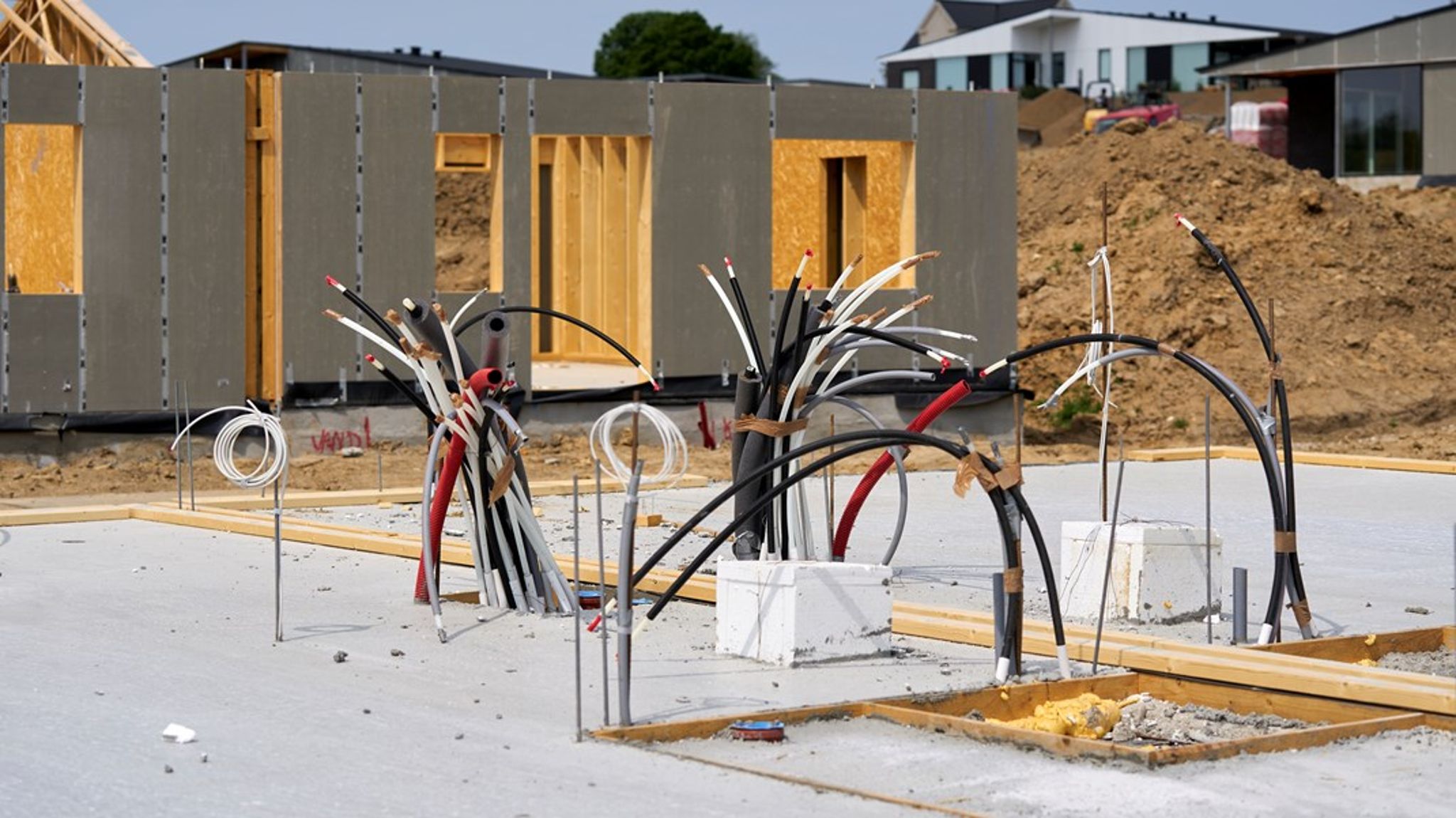 Muligheden for opsætning af solceller, genbrug/genanvendelse af byggematerialer samt forbud mod anvendelse af PVC-produkter og trykimprægneret træ bør indgå i kommunale overvejelser, skriver Karsten Søndergaard.