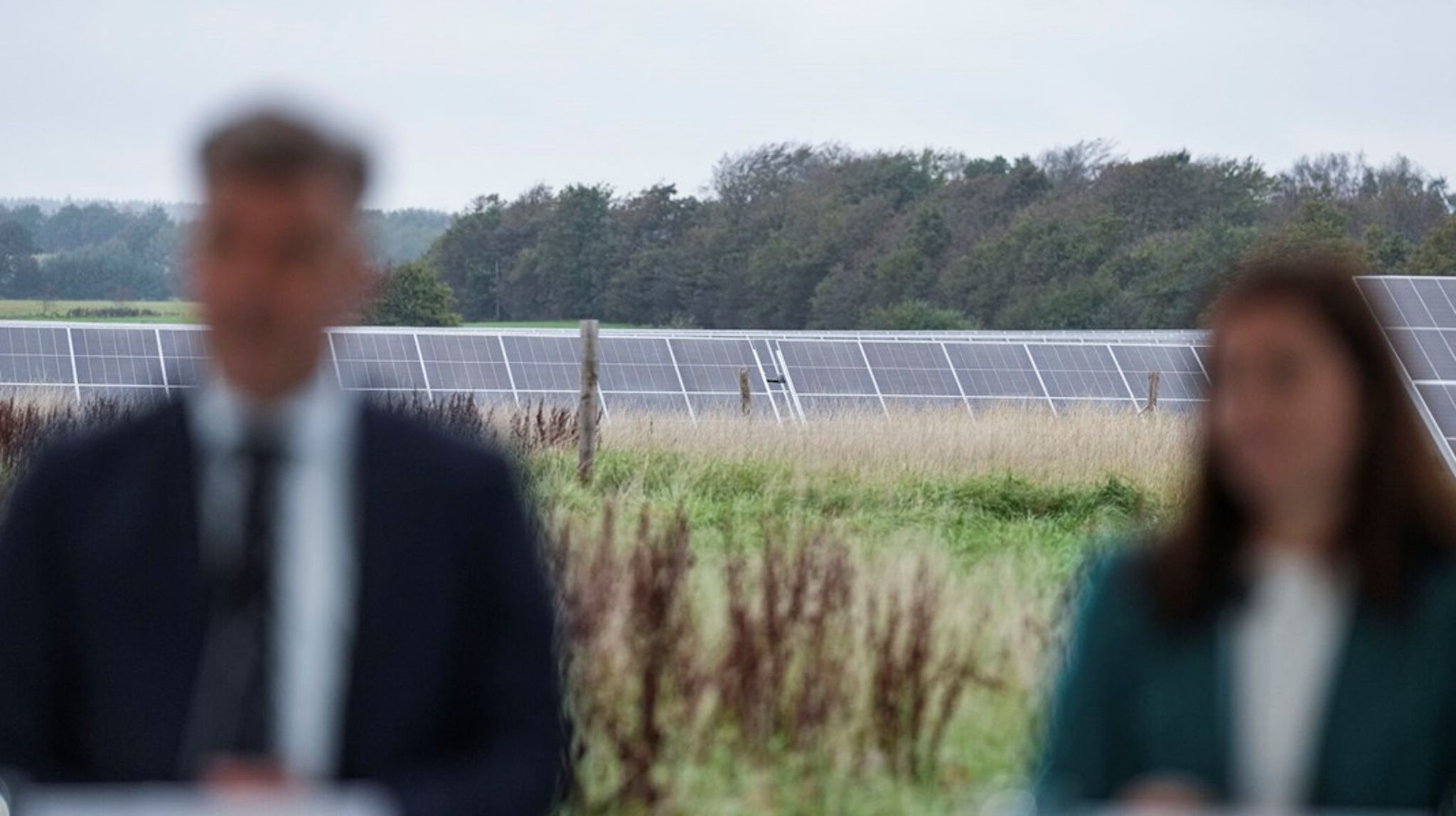 Mandag præsenterede klimaminister Lars Aagaard (M) sammen med blandt andet kirke- og landdistriktsminister Louise Schack Elholm (V) regeringens næste skridt i ambitionen om af firedoble produktionen af vedvarende energi på landjord.<br>