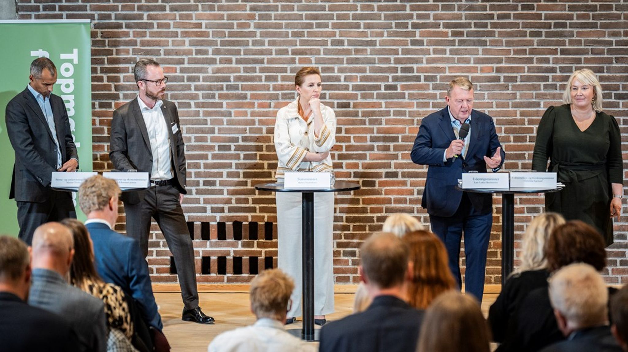Hele fem ministre var mødt op til skolepolitisk topmøde tirsdag i denne uge. De tre partiformænd understregede alle behovet for en skolegang med større plads til børns forskellighed.