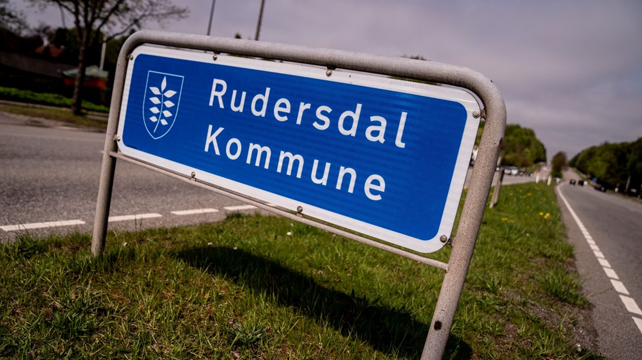 Carstad er uddannet fra Kunstakademiets Arkitektskole.