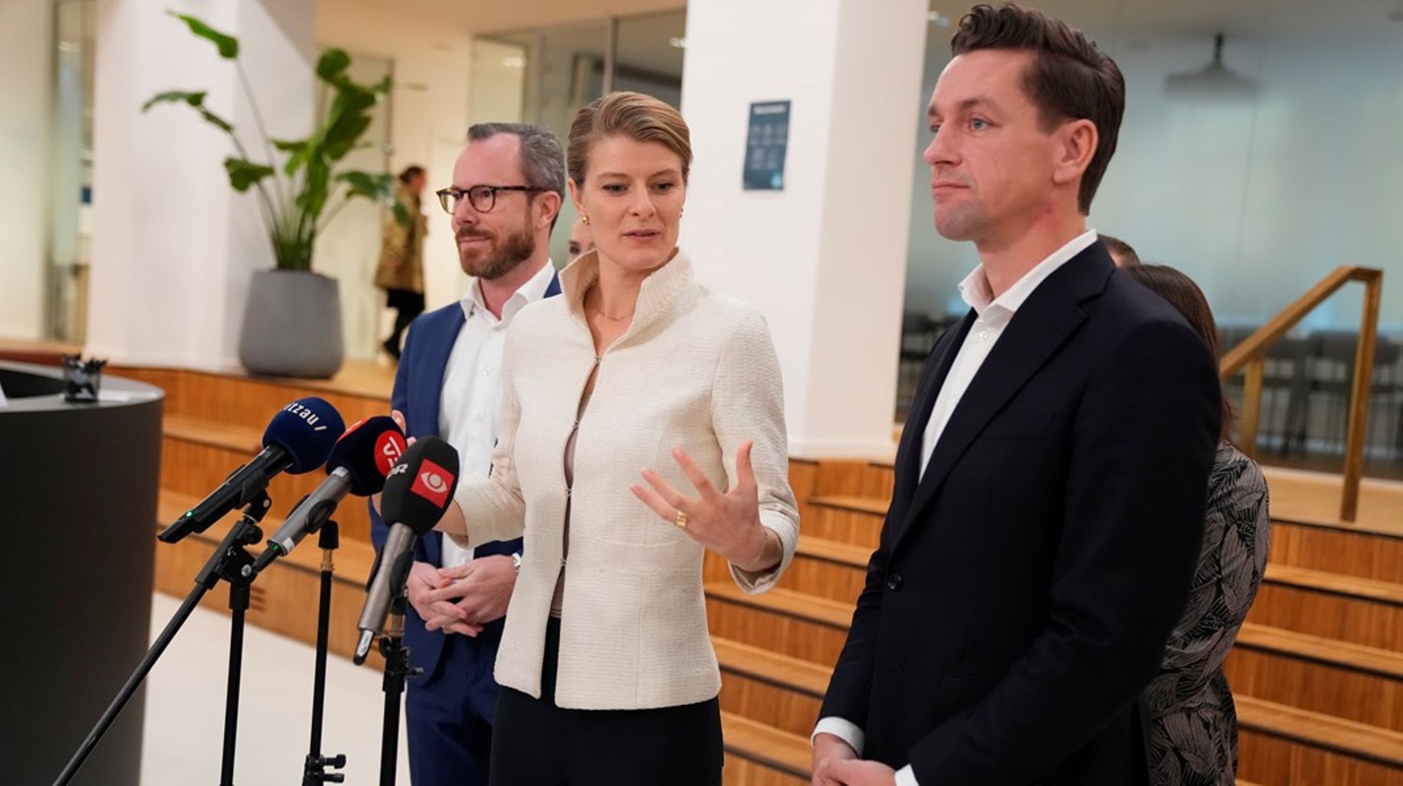 Regeringen har sammen med SF, Konservative og Radikale indgået en aftale om et nyt kontanthjælpssystem. Tre grundlæggende satser bliver indført, og så bliver fradraget ved at arbejde gjort mere lempeligt. 