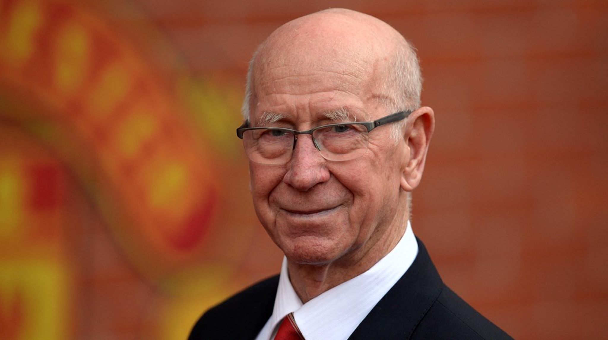 Bobby Charlton debuterede hos Manchester United i 1956. I løbet af sine 17 år i klubben scorede han 249 mål i sine i alt 758 kampe for storklubben.<br>