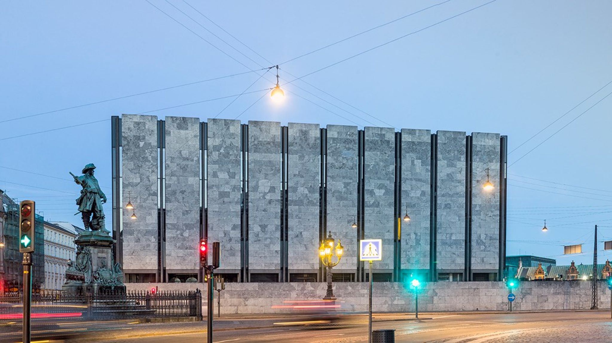 Nationalbankens hovedkvarter i København stod færdig i 1975 og er tegnet af Arne Jacobsen. Bygningen blev fredet i 2009. 
