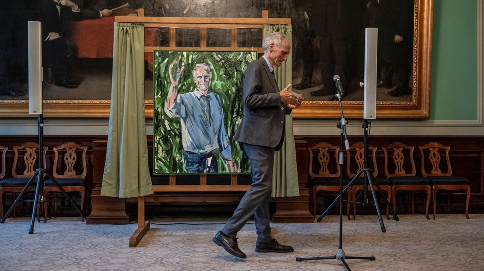Bertel Haarder holder tale foran sit nye portræt onsdag eftermiddag i Samtaleværelset på Christiansborg. 