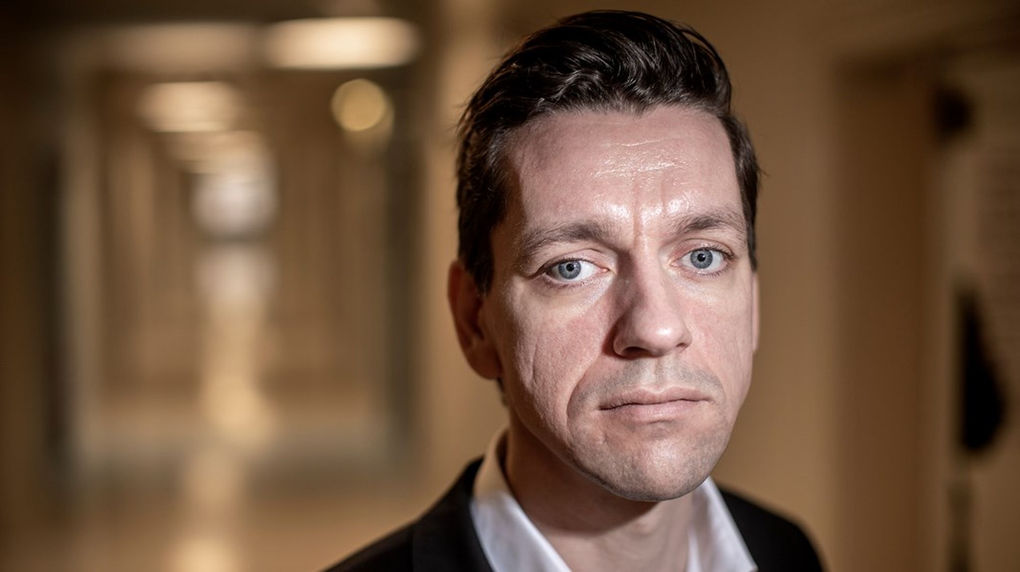 I "Arbejdets land"&nbsp;tager Kaare Dybvad læseren med tilbage i&nbsp;tiden for at finde ud af, hvad der ligger til grund for det voksende oprør imod arbejdet, som præger vores samtid.