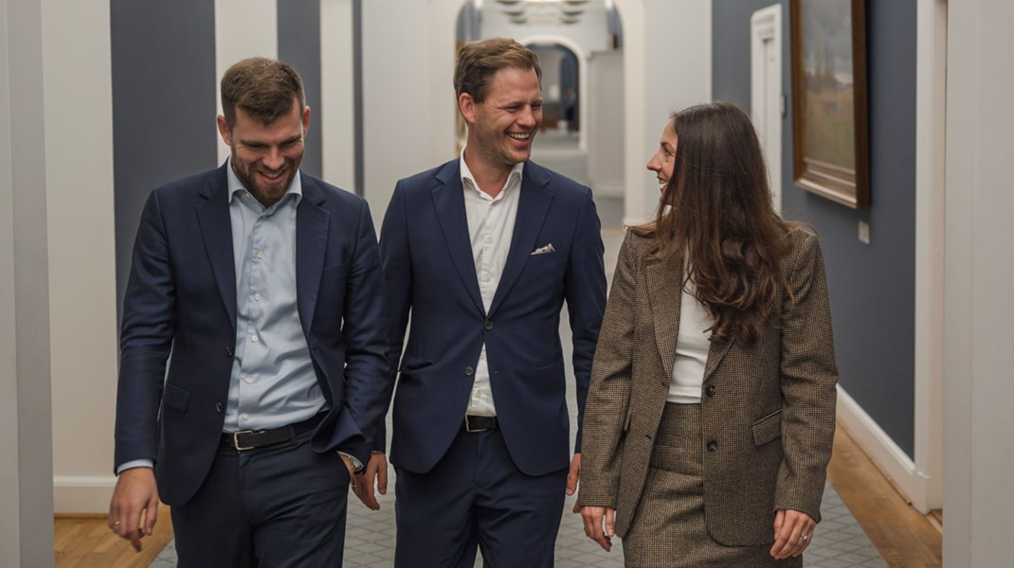 "Vi prøver med den her bog at lave en ideologisk fortælling, en idépolitisk retning kombineret med en lang række konkrete forslag, der vil gøre samfundet bedre. Vi tror på, at succesformlen for et parti er at kombinere de to ting," siger Morten Dahlin (tv.), som har skrevet bogen i samarbejde med Linea Søgaard-Lidel (tv.), Mads Duedahl (th.), Marie Bjerre og Christoffer Lilleholt.