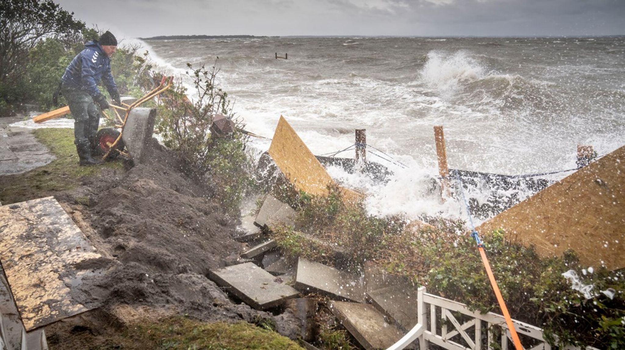 Det vil ikke kunne betale sig at opbygge et beredskab, der kan klare de helt store – og sjældne – stormfloder. Hvilket rejser spørgsmålet om der er brug for rammer, der præciserer borgernes ansvar for lokalt at hjælpe sig selv og hinanden, når katastrofen rammer, påpeger fem forskere.&nbsp;<br>