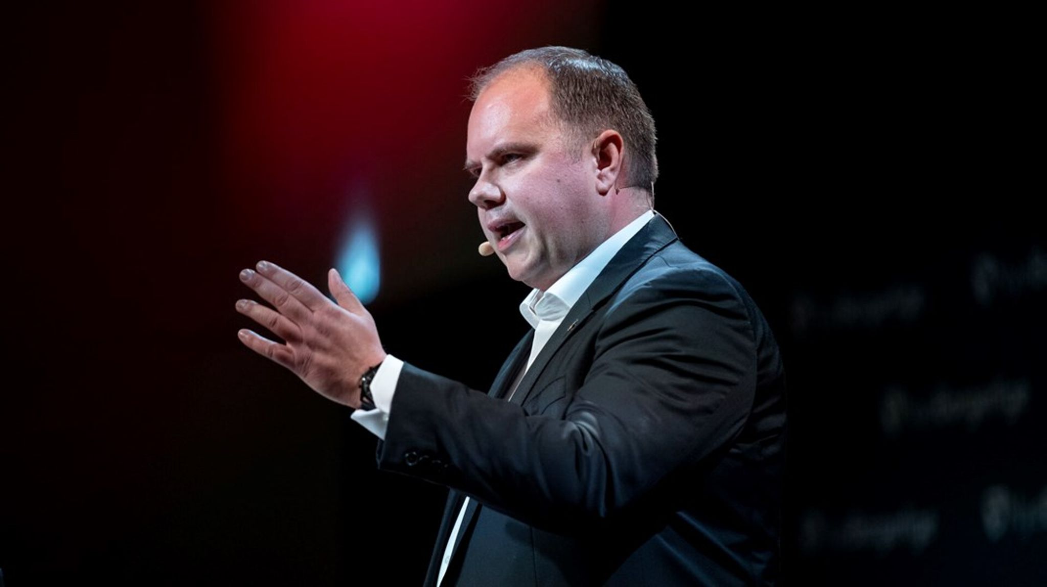 Martin Henriksen taler for partibaglandet på Nye Borgerliges landsmøde i DGI-Huset i Vejle i lørdags.