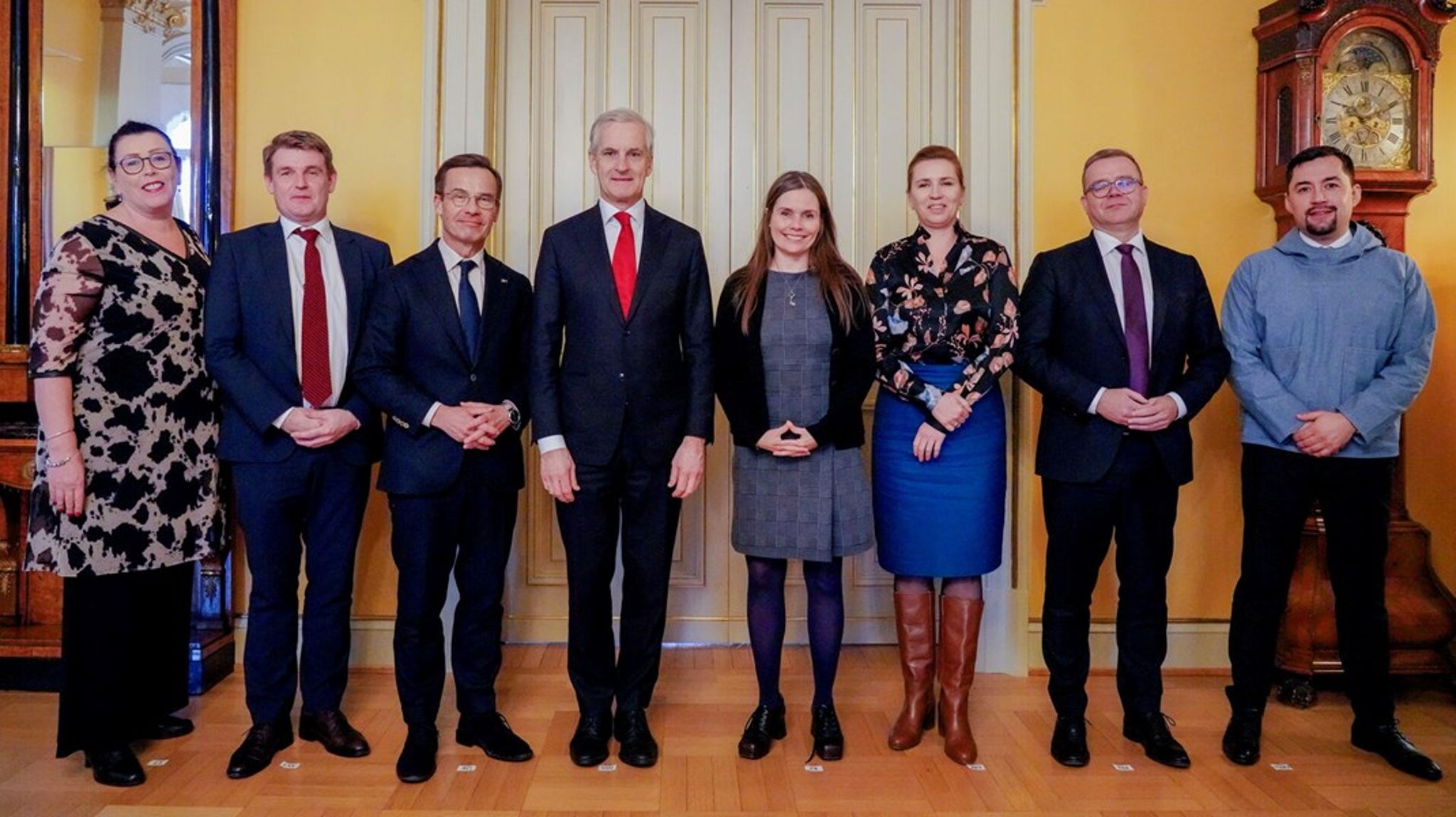 Ved Nordisk Råds "familiefoto" af stats- og regeringslederne ved den årlige session i Oslo blev repræsentanterne fra Ålandsøerne, Færøerne og Grønland placeret på flankerne. Grønlands landsstyreformand Múte B. Egede står yderst til højre.&nbsp;
