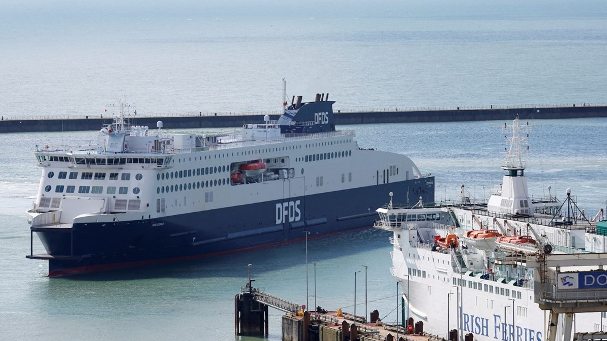 DFDS blev grundlagt i 1866. Virksomheden har hovedkontor og er børsnoteret i København.